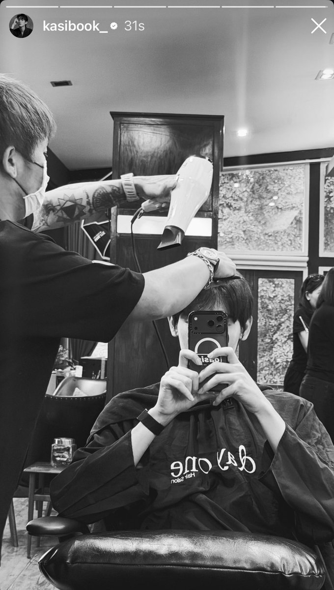 bookfamily_'s tweet photo. 🗓️ 290926
IG ─ Story kasibook_ 

💬 : มีคนไปทำผมใหม่ก่อนไปปารีส ✨

(🤍) BOOK X CELINE PFW27
#CELINE #CelineEte2027 
#BookKasidet @celineofficial 
((ขอแอบเก็บยอดไปด้วยน้า)) https://t.co/GQy2kbJG7H