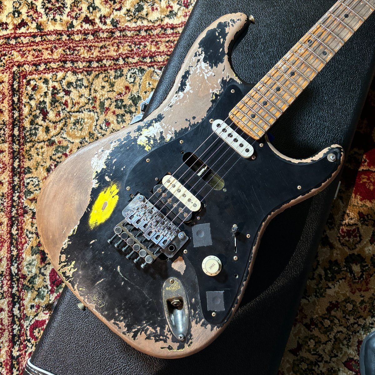 shima_sendai's tweet photo. #FenderCustomShop ギターのご紹介!
Fender Custom Shop MASTER BUILT BY AUSTIN MACNUTT 1957 H/S STRAT ULTIMATE RELIC w FLOYD ROSE Black over Grafitti Yellow
アルティメイトレリックなる究極レリック仕様!アメリカで担当八木が買ってきました!
詳しくはコチラ↓
https://t.co/jdOgTO7pKN https://t.co/GCc0hCORHq