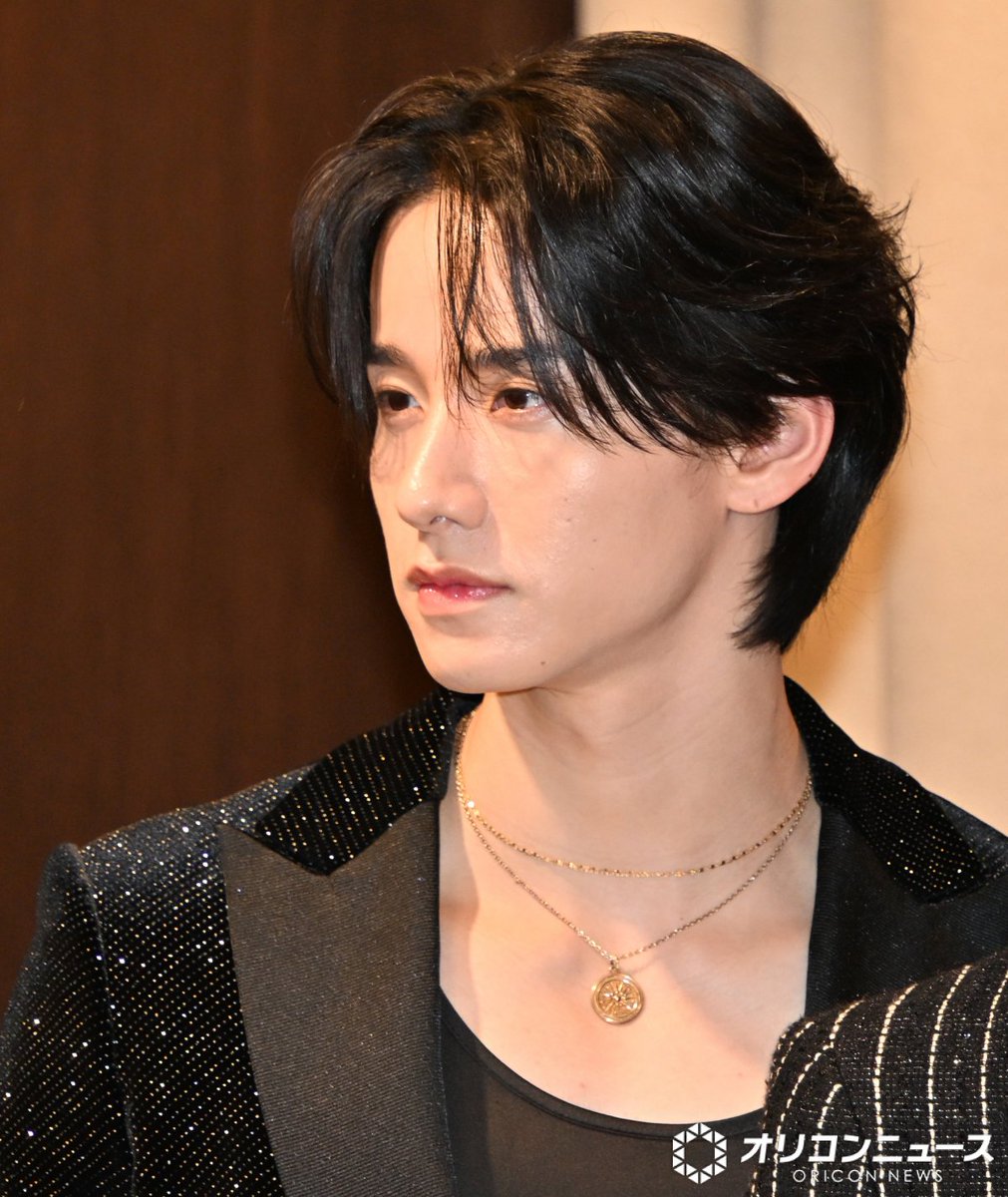 oricon's tweet photo. JO1、全米デビューに向けて個性豊かすぎるあいさつ
豆原は「和製Mr.ビーン」宣言📣
とりあえず佐藤景瑚は脱ぐ😮
https://t.co/WhZ5mccAVG

JO1『全米デビュー出発式』🗽 https://t.co/mdTf1DBJA2