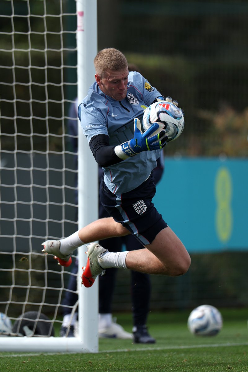 Everton's tweet photo. Tuning up for Czechia. 💪

Jordan Pickford, James Garner and Jarrad Branthwaite train with England ahead of tonight’s UEFA Nations League clash (7.45pm BST) in Prague. 🏴󠁧󠁢󠁥󠁮󠁧󠁿 https://t.co/3HYfk8bI5Q