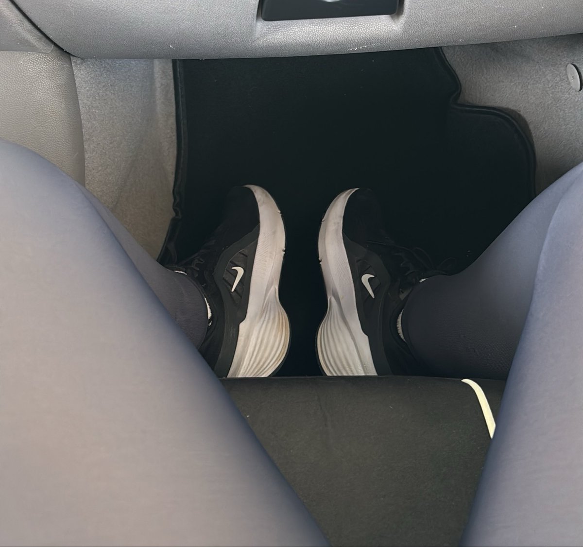 GoddessJulyR's tweet photo. Ahora toca sudar un ratito estos pies con los calcetines bien sucios para vendérselos al primer sumiso que me escriba😙 https://t.co/6UvRFvME4D