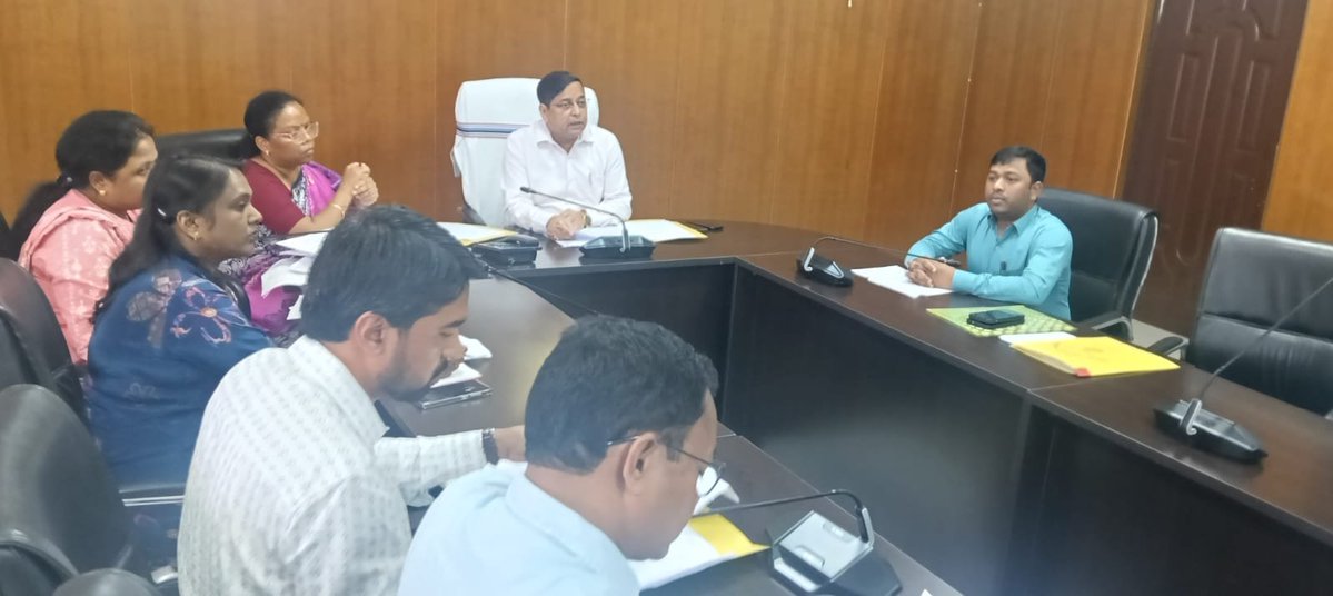 dc_garhwa's tweet photo. आज समाहरणालय सभागार में विकास योजनाओं एवं विभिन्न मदों की समीक्षा बैठक आयोजित हुई। योजनाओं की प्रगति की समीक्षा करते हुए सभी विभागों को समयबद्ध, गुणवत्तापूर्ण एवं पारदर्शी तरिके से कार्य निष्पादन करने का निर्देश दिया गया।
@JharkhandCMO 
@prdjharkhand https://t.co/lwEVBi5OK9