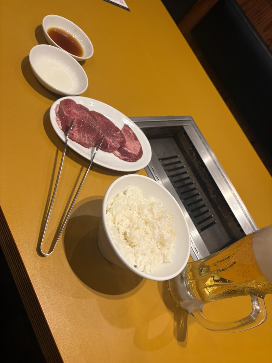 okcmk93's tweet photo. 栃木にきました
明日は公演です
というわけで珍呑はお休みをいただいてます！雨ひどくなるなー🙏🙏

1人で肉を https://t.co/9wOB2Y7hNA