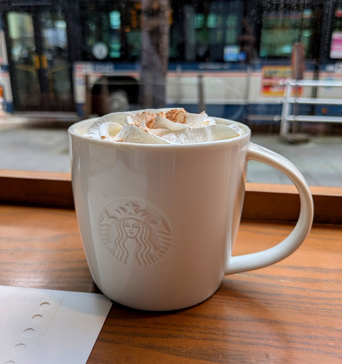 1158utamaro's tweet photo. 今日はスタバと図書館をはしごしたんだ🪜
一足先に飲むパンプキンラテは身体があったまって美味しかった🎃
2枚目の彼岸花は学校に咲いてたヤツ。
花言葉は、｢また逢う日を楽しみに｣なんだってー。
#健全な写真を載せてXを欺こうの会 https://t.co/lVdP4TTATg