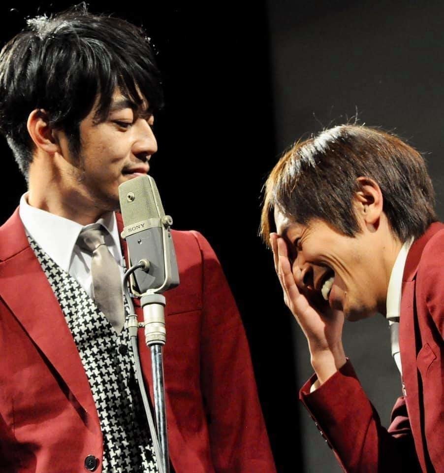 nishinoakihiro's tweet photo. キングコングの全国漫才ツアーについて、ご報告です。

あらためまして、今回のキングコング全国漫才ツアー２０２７のチケットは全公演が即日【SOLD OUT】となりました。
本当にありがとうございます。
　
今回は発売開始直後から想像を遥かに上回るアクセスをいただき、一時は販売サイトがダウンしてしまうなど、皆様にはご不便やご心配をおかけしました。
#ごめんなさい

僕の元にも、梶原君の元にも「チケットが取れなかった」という声が本当にたくさん届いています。

今回の全国漫才ツアーは、コンビ間のボーイズラブを加速させることは勿論のこと、日頃応援してくださっている皆様への感謝の気持ちが大きく、そのため、一人でも多くの方に生でこの時間を届けたいと思っています。

「だったら、大箱でやれや」という話なのですが、キングコングは二年に一度、幕張メッセでイベント（えんとつ町の踊るハロウィンナイト）をおこなっております。

それもあって、今回は、お客様との距離が近い中規模の劇場を選ばせてもらいました。
ただ、そのせいで、チケットを取れなかった方がたくさん出てしまった。

そこで昨日、相方の梶原君と話し合いました。
現在、追加で公演を開催できる中規模の会場を探し、「追加公演」の可能性を検討しています。

まだ決定したわけではありません。
進捗については、随時『毎週キングコング』でお伝えしていきますので、マメにチェックしておいてください。
　　
２５年以上一緒にやってきた相方と、また全国を回って漫才ができること。
そして、その時間を楽しみにしてくださる皆様がいること。
こんなにも幸せなことは他にはありません。
　
いただいた応援を、舞台の上からしっかりお返しできるよう、二人で最高の漫才を作っていきます。　　

劇場でお待ちしております。

西野亮廣（キングコング）
