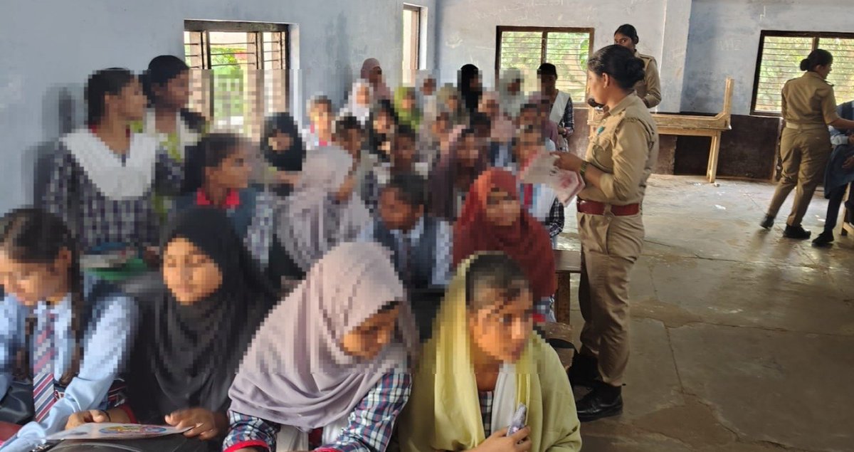 pratapgarhpol's tweet photo. मिशन शक्ति अभियान के तहत थाना मानिकपुर पुलिस द्वारा विद्यालय में बालिकाओं को महिला सुरक्षा एवं साइबर अपराध के प्रति किया गया जागरूक-

➡️ पुलिस अधीक्षक प्रतापगढ़ श्री दीपक भूकर के निर्देशन में महिलाओं एवं बालिकाओं की सुरक्षा, सम्मान एवं स्वावलंबन हेतु चलाए जा रहे मिशन शक्ति अभियान के क्रम में आज दिनांक 29.09.2026 को थाना मानिकपुर की एंटी रोमियो/मिशन शक्ति टीम द्वारा भीमराव अम्बेडकर इण्टर कॉलेज, खानकाह, मानिकपुर में बालिकाओं को महिला एवं बालिका सुरक्षा तथा साइबर अपराध से बचाव के संबंध में जागरूक किया गया।

➡️ बालिकाओं को सरकार द्वारा संचालित विभिन्न योजनाओं एवं महिला/बालिका सुरक्षा से संबंधित हेल्पलाइन नंबरों की जानकारी दी गई, जिसमें वूमेन पावर लाइन 1090, महिला हेल्पलाइन 181, मुख्यमंत्री हेल्पलाइन 1076, पुलिस हेल्पलाइन 112, चाइल्ड हेल्पलाइन 1098, स्वास्थ्य सेवा 102/108 एवं साइबर अपराध हेल्पलाइन 1930 के संबंध में बताया गया।

➡️ इसके साथ ही बालिकाओं को साइबर सुरक्षा एवं साइबर फ्रॉड से बचाव के संबंध में आवश्यक जानकारी दी गई तथा थाना मानिकपुर पर स्थापित महिला हेल्प डेस्क एवं मिशन शक्ति प्रभारी के सीयूजी नंबर 9454407350 के संबंध में भी अवगत कराया गया।