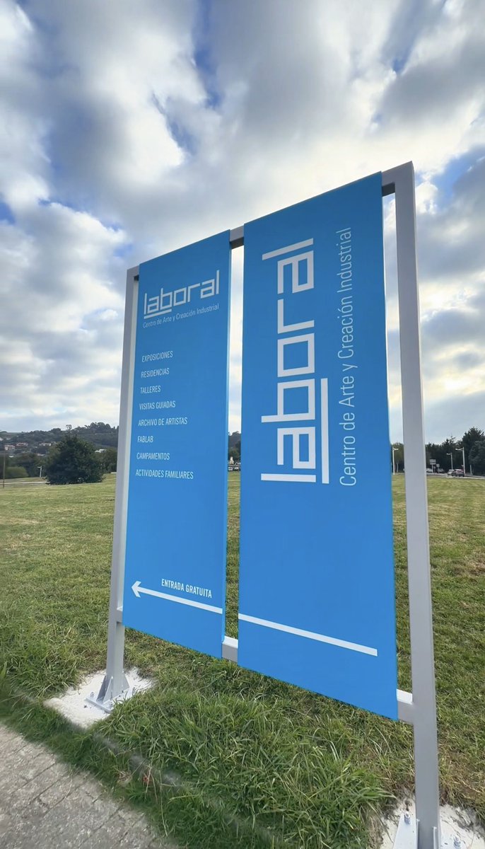 LABoral's tweet photo. ¡Nuevo camino para llegar a LABoral! 🚶‍♀️✨

En LABoral Centro de Arte hemos instalado una nueva señalética exterior que conecta @LaboralCdlC con la entrada del Centro de Arte, facilitando el recorrido hasta nuestros espacios. 👀👏🏽 https://t.co/3iZbvuutCa