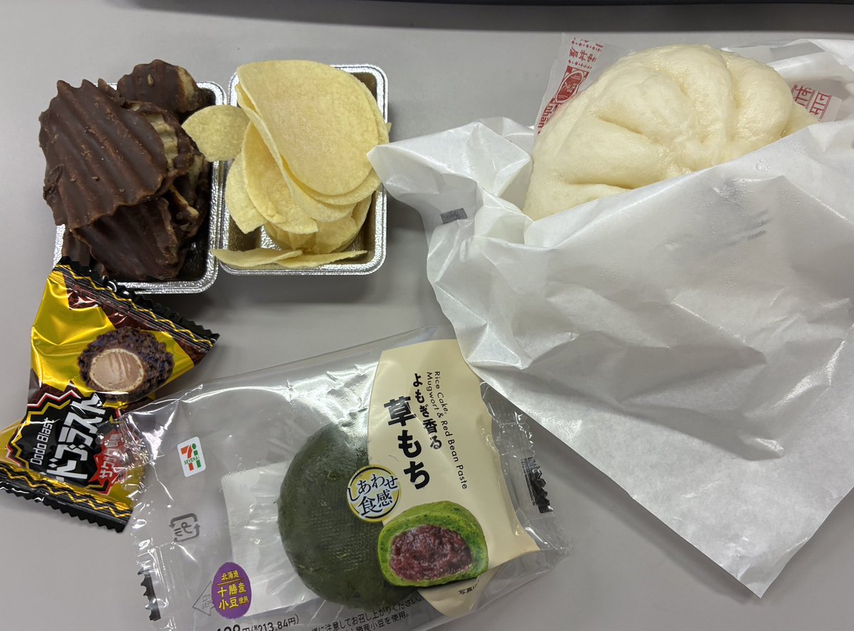 dentaku_C's tweet photo. 今日の配給
もうパーティや…みんな規格外の残業で死にそうだけど支え合って何とか生き残ってます😭 https://t.co/JAuWdOQAOo
