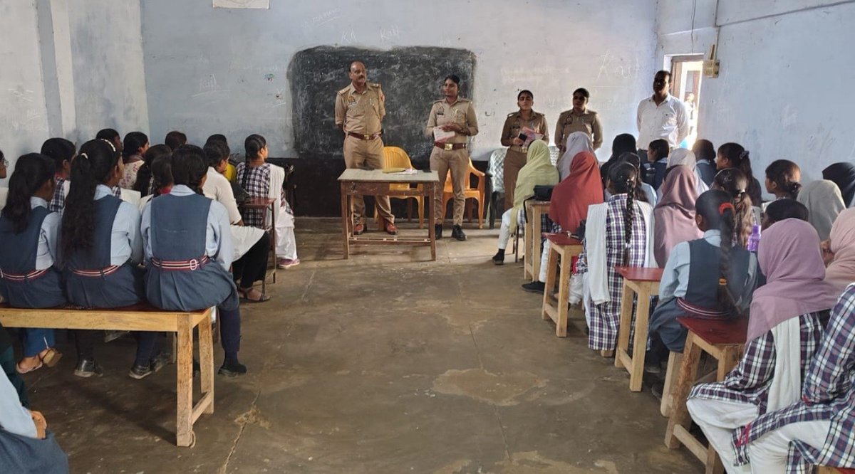 pratapgarhpol's tweet photo. मिशन शक्ति अभियान के तहत थाना मानिकपुर पुलिस द्वारा विद्यालय में बालिकाओं को महिला सुरक्षा एवं साइबर अपराध के प्रति किया गया जागरूक-

➡️ पुलिस अधीक्षक प्रतापगढ़ श्री दीपक भूकर के निर्देशन में महिलाओं एवं बालिकाओं की सुरक्षा, सम्मान एवं स्वावलंबन हेतु चलाए जा रहे मिशन शक्ति अभियान के क्रम में आज दिनांक 29.09.2026 को थाना मानिकपुर की एंटी रोमियो/मिशन शक्ति टीम द्वारा भीमराव अम्बेडकर इण्टर कॉलेज, खानकाह, मानिकपुर में बालिकाओं को महिला एवं बालिका सुरक्षा तथा साइबर अपराध से बचाव के संबंध में जागरूक किया गया।

➡️ बालिकाओं को सरकार द्वारा संचालित विभिन्न योजनाओं एवं महिला/बालिका सुरक्षा से संबंधित हेल्पलाइन नंबरों की जानकारी दी गई, जिसमें वूमेन पावर लाइन 1090, महिला हेल्पलाइन 181, मुख्यमंत्री हेल्पलाइन 1076, पुलिस हेल्पलाइन 112, चाइल्ड हेल्पलाइन 1098, स्वास्थ्य सेवा 102/108 एवं साइबर अपराध हेल्पलाइन 1930 के संबंध में बताया गया।

➡️ इसके साथ ही बालिकाओं को साइबर सुरक्षा एवं साइबर फ्रॉड से बचाव के संबंध में आवश्यक जानकारी दी गई तथा थाना मानिकपुर पर स्थापित महिला हेल्प डेस्क एवं मिशन शक्ति प्रभारी के सीयूजी नंबर 9454407350 के संबंध में भी अवगत कराया गया।