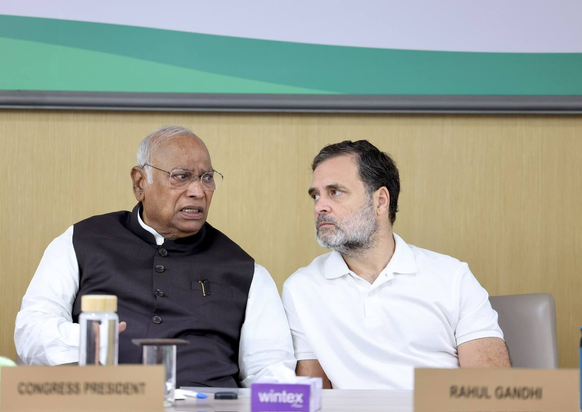 SachinPilot's tweet photo. आज CWC की महत्वपूर्ण बैठक में शामिल हुआ। कांग्रेस अध्यक्ष @kharge जी, CPP चेयरपर्सन सोनिया गांधी जी और नेता प्रतिपक्ष @RahulGandhi जी का स्पष्ट मत है कि देश के लोकतांत्रिक और संवैधानिक अधिकारों की रक्षा के लिए कांग्रेस को एक निर्णायक लड़ाई के लिए तैयार रहना चाहिए। 

वोट चोरी से लेकर छात्रों और युवाओं  से जुड़े मुद्दों तक, जनहित से जुड़े हर सवाल पर कांग्रेस मजबूती से अपनी आवाज़ उठाती रहेगी।

📍इंदिरा भवन, नई दिल्ली 

@kcvenugopalmp @priyankagandhi @INCIndia