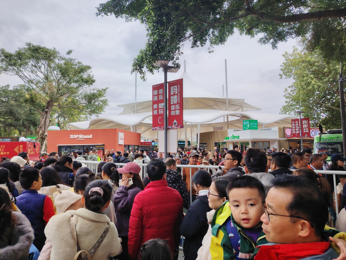 m_atsone_36_92f's tweet photo. [The crowd gathered at the cross却等栏却等栏却等栏, waiting for the parade to start quietly]， https://t.co/GeBUjeljyA