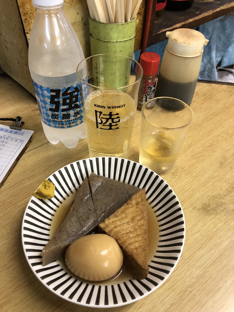 herpretender's tweet photo. 雨宿りなのです。
仕方ないのです。 #酒屋 #角打ち #酒場 #おとなの駄菓子屋さん #梅田ダンジョン飯 https://t.co/ET2tIMTTag