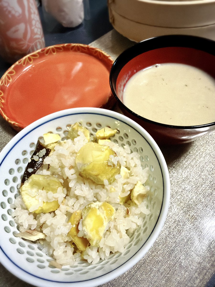 kyonspe's tweet photo. 出来上がり〜🌰
若干栗入れすぎた栗ご飯🌰笑
栗のポタージュ美味しかった😋🥣 https://t.co/hYXWo5nefb