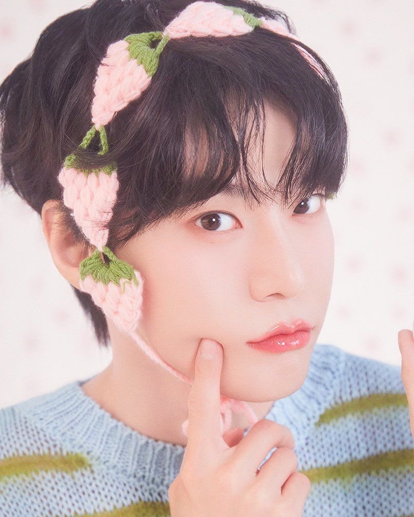 torokeru_brain's tweet photo. NCTは顔圧ある人が多い中うぃしはふんわり柔らか顔が多いから派手すぎ衣装着ると顔が霞む、ていう意見見てなるほどって思って、ふとNCTの中ではダントツ透明感塩顔のドヨンのこと思いだしたんだけど、ドヨンも派手衣装のときはガッツリメイクしてんだよね。うぃしもヘアメ合わせたらもっと映えるのかな https://t.co/QTaePsnLXJ