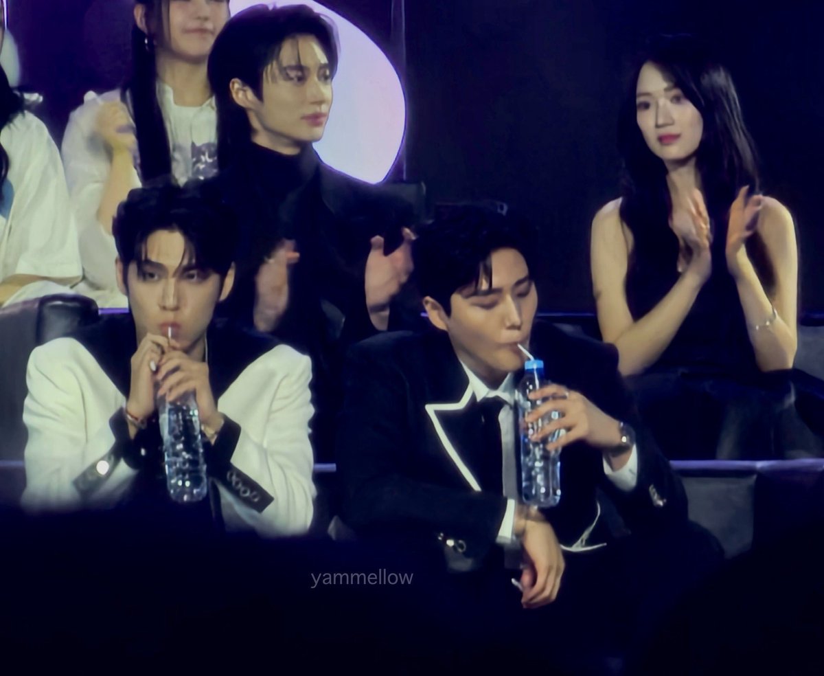 love_hate_both_'s tweet photo. 나는 영원히 이 차이를 사랑할 것입니다 https://t.co/KZTu11Vy1j