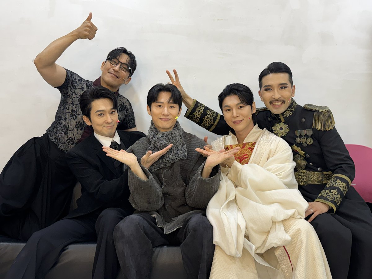 page1company's tweet photo. 𝖒𝖚𝖘𝖎𝖈𝖆𝖑 #곤투모로우 🕯 | 𝟏𝟎𝐭𝐡 𝐚𝐧𝐧𝐢𝐯𝐞𝐫𝐬𝐚𝐫𝐲

🎞️ 첫공 단체 사진 & 화이팅콜

옥균 l #강필석
정훈 l #신성민
고종 l #김준수
이완 l #신재희
와다 l #지현준

곤 투모로우를 기다려주신
모든 관객 분들께 감사드립니다🥹

𝔾𝕆ℕ𝔼 𝕋𝕆𝕄𝕆ℝℝ𝕆𝕎
2026.09.15 - 11.29
#홍익대대학로아트센터 대극장