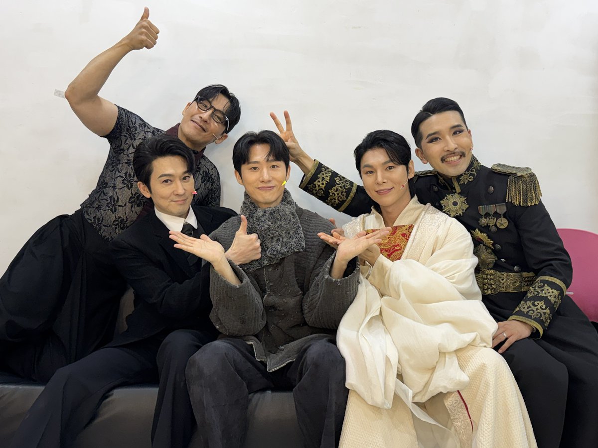 page1company's tweet photo. 𝖒𝖚𝖘𝖎𝖈𝖆𝖑 #곤투모로우 🕯 | 𝟏𝟎𝐭𝐡 𝐚𝐧𝐧𝐢𝐯𝐞𝐫𝐬𝐚𝐫𝐲

🎞️ 첫공 단체 사진 & 화이팅콜

옥균 l #강필석
정훈 l #신성민
고종 l #김준수
이완 l #신재희
와다 l #지현준

곤 투모로우를 기다려주신
모든 관객 분들께 감사드립니다🥹

𝔾𝕆ℕ𝔼 𝕋𝕆𝕄𝕆ℝℝ𝕆𝕎
2026.09.15 - 11.29
#홍익대대학로아트센터 대극장