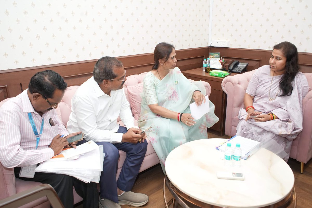 MeghnaBordikar's tweet photo. 📍 मुंबई | २९ सप्टेंबर २०२६

आज मंत्रालयात आमदार सौ. मोनिकाताई राजळे, आमदार राजेश पाडवी आणि आमदार प्रकाश सोळंके यांनी भेट घेतली. यावेळी त्यांच्या मतदारसंघातील विविध विकासकामे, प्रलंबित प्रश्न आणि आवश्यक कामांबाबत सविस्तर चर्चा करण्यात आली.

@prakashsolnke @MlaPadvi @Rajale_Monica @BJP4Maharashtra