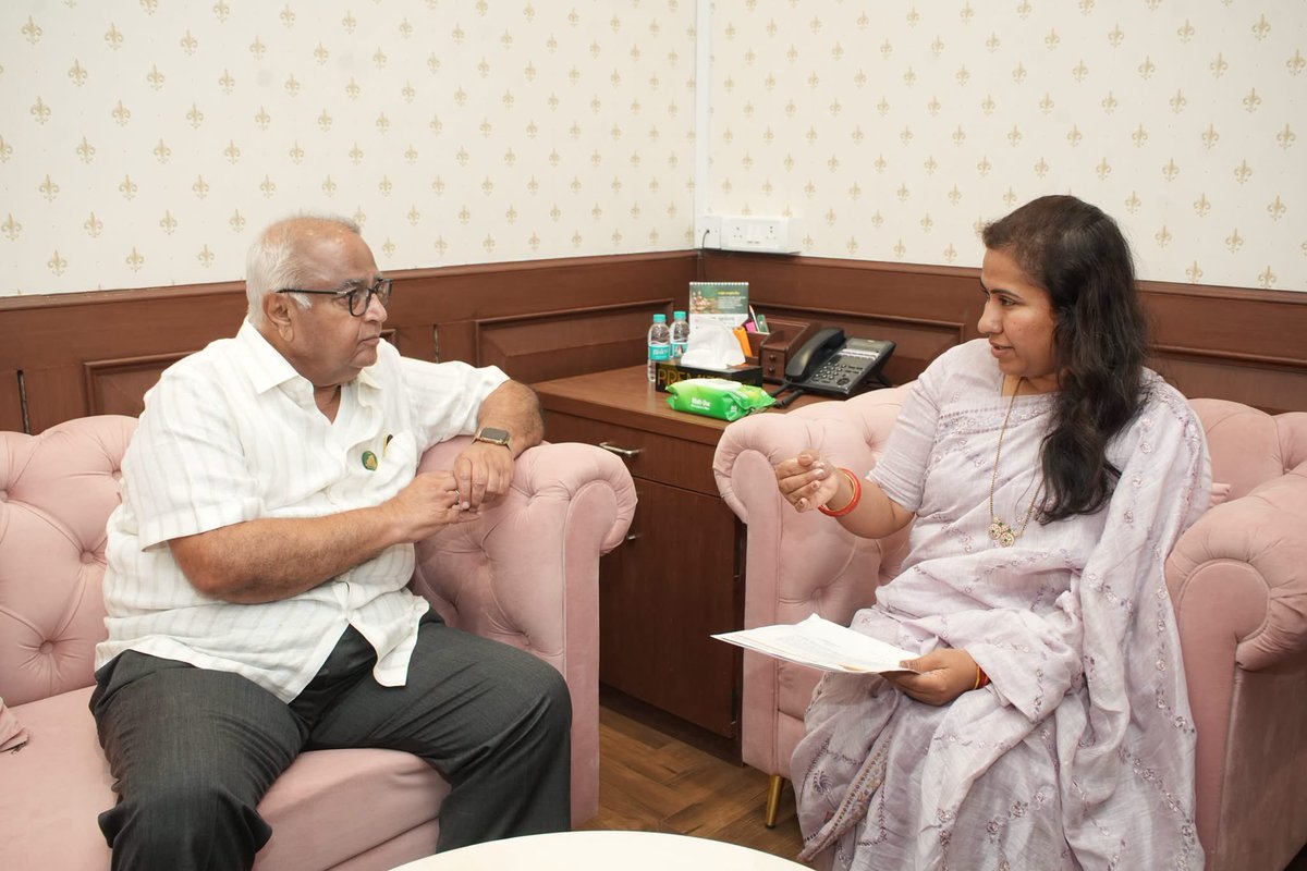 MeghnaBordikar's tweet photo. 📍 मुंबई | २९ सप्टेंबर २०२६

आज मंत्रालयात आमदार सौ. मोनिकाताई राजळे, आमदार राजेश पाडवी आणि आमदार प्रकाश सोळंके यांनी भेट घेतली. यावेळी त्यांच्या मतदारसंघातील विविध विकासकामे, प्रलंबित प्रश्न आणि आवश्यक कामांबाबत सविस्तर चर्चा करण्यात आली.

@prakashsolnke @MlaPadvi @Rajale_Monica @BJP4Maharashtra