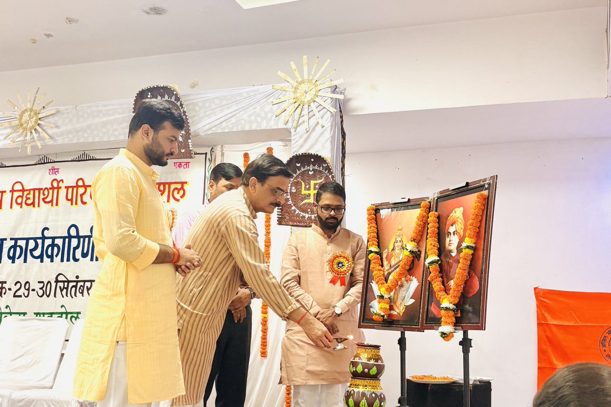 ABVPMK's tweet photo. 29–30 सितंबरको शहडोलमें आयोजित हो रही अभाविप, महाकोशल प्रांत की प्रांत कार्यकारिणी बैठक का शुभारंभ राष्ट्रीय अध्यक्ष डॉ. रघुराज किशोर तिवारी जी, प्रांत उपाध्यक्ष डॉ. शिवकुमार मिश्रा जी, प्रांत मंत्री श्री सुव्रत बाझल जी एवं प्रांत संगठन मंत्री श्री मनोज यादव जी द्वारा किया गया। https://t.co/gPUUtW2xd5