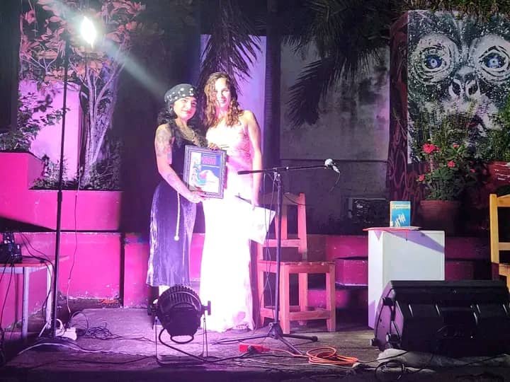 RossQuilez's tweet photo. Lorena Susel Velázquez Fraga, de Holguín, ganó el Premio Literario Portus Patris con su poemario Danza sobre el puñal, evento auspiciado por la Asociación Hermanos Saíz en Las Tunas. El jurado destacó su madurez expresiva e imaginario de belleza y resistencia.
#CubaEsCultura https://t.co/aMjIGm0E9C