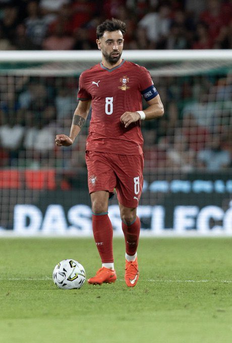 Maxnited's tweet photo. 🚨 BREAKING:

Bruno Fernandes returned to Portugal training yesterday and completed the session.

[@Record_Portugal] https://t.co/LW6ci62Oea