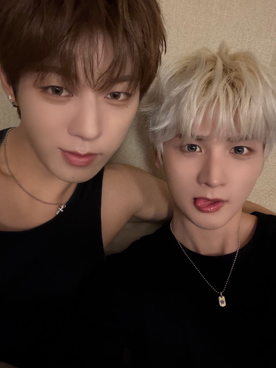 CUBE_NOWZ's tweet photo. [📢] 뽀뽀

NOWZ (나우즈)의 Berriz LIVE가 시작되었습니다! 
데이앤 여러분의 많은 시청 바랍니다 🙌 
🔗 https://t.co/z74QKMUT5C

#NOWZ #나우즈
#윤 #YOON
#진혁 #JINHYUK https://t.co/HZFmEof7wh