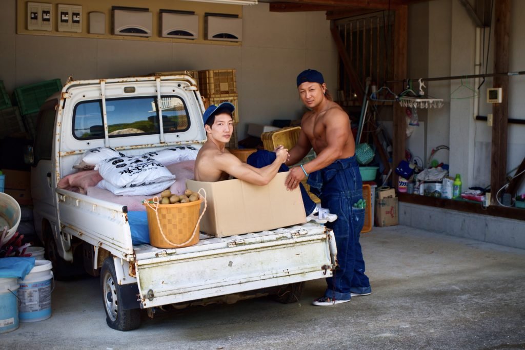muscleplus_free's tweet photo. キウイの覇権争いに破れ捨てられるマッチョ https://t.co/RhqcTk2tgY