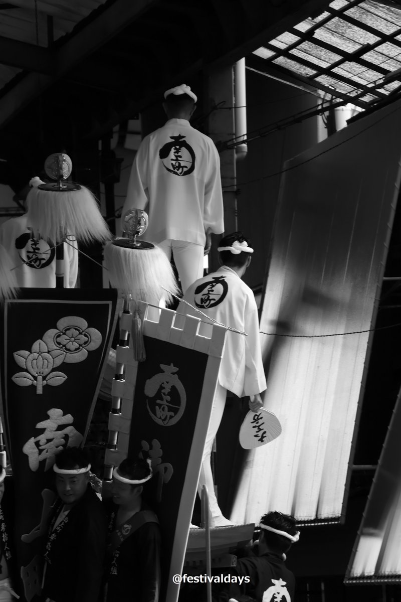 festivaldays's tweet photo. 城見橋筋商店街の魅力。
雨の日は、ところどころに雨が漏れていて、
晴れの日は、光の当たる場所と影になる場所が混ざりあっています。
昭和の趣が色の階調を増やして、白黒写真を奥深く引き立ててくれるのです🙂 https://t.co/23bAPEsTOq