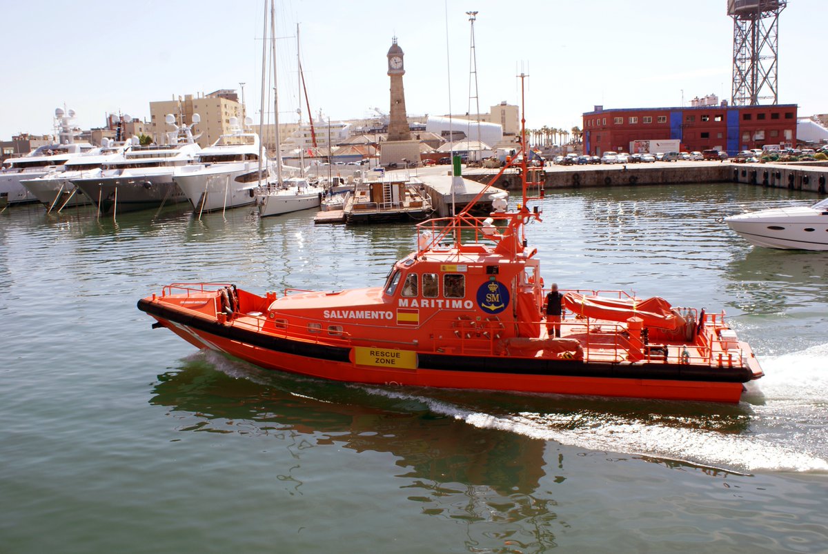 salvamentogob's tweet photo. Pesquero con 5 tripulantes solicita asistencia, vía VHF 16, por encontrase sin máquina a 14 millas al SW de Barcelona. Están recogiendo el aparejo. CCS Barcelona moviliza la Salvamar Mintaka, que lo remolca hasta #Barcelona #PescaSegura https://t.co/k96N6mRHU3