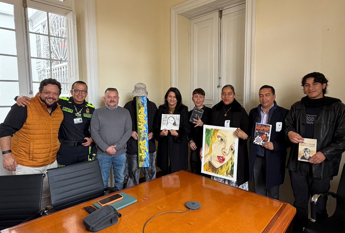PaolaHolguin's tweet photo. La cultura y el arte son grandes medios de comunicación con y de nuestros jóvenes.

Grata conversación con jóvenes de un gran proyecto en Soacha 🇨🇴 https://t.co/bsBV1Fmyns