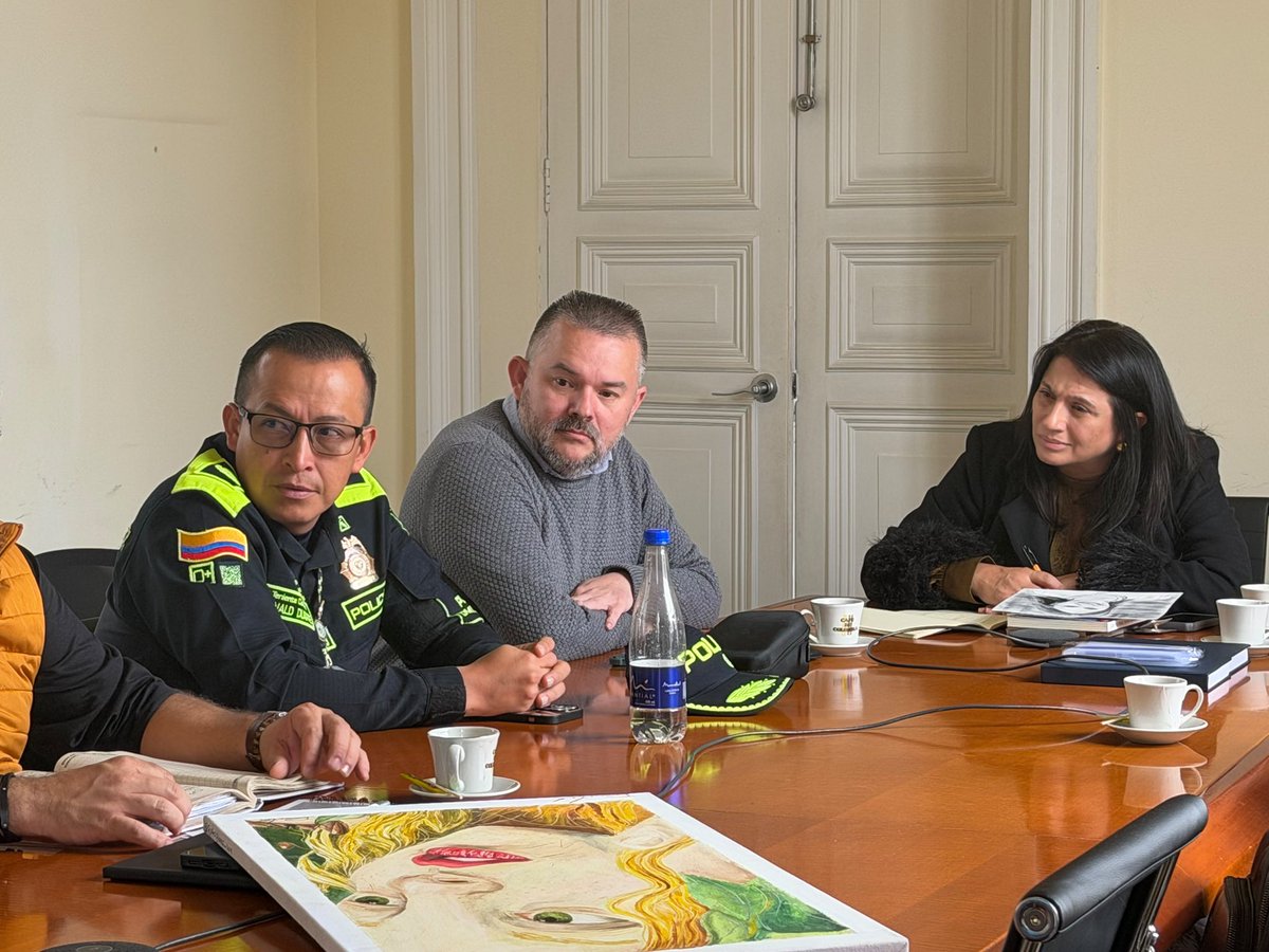 PaolaHolguin's tweet photo. La cultura y el arte son grandes medios de comunicación con y de nuestros jóvenes.

Grata conversación con jóvenes de un gran proyecto en Soacha 🇨🇴 https://t.co/bsBV1Fmyns