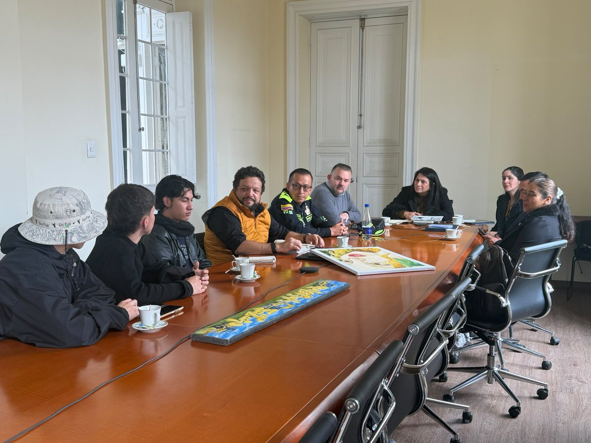 PaolaHolguin's tweet photo. La cultura y el arte son grandes medios de comunicación con y de nuestros jóvenes.

Grata conversación con jóvenes de un gran proyecto en Soacha 🇨🇴 https://t.co/bsBV1Fmyns