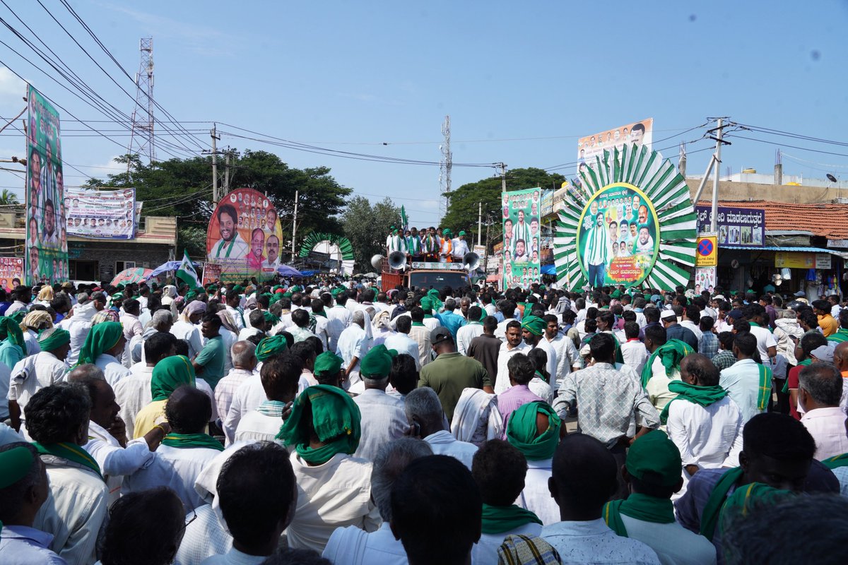 Nikhil_Kumar_k's tweet photo. "ರೈತ ಸ್ವಾಭಿಮಾನ ಯಾತ್ರೆ"ಯ ಎರಡನೇ ದಿನದ ಪಾದಯಾತ್ರೆಗೆ ಮಳವಳ್ಳಿ ವಿಧಾನಸಭಾ ಕ್ಷೇತ್ರದ ನಿಟ್ಟೂರು ಕೋಡಿಹಳ್ಳಿಯಲ್ಲಿ ಚಾಲನೆ ನೀಡಿ, ಬಸಾಪುರ, ವಳಗೆರೆ ದೊಡ್ಡಿ ಮಾರ್ಗವಾಗಿ ಹಲಗೂರು ಸರ್ಕಲ್ ವರೆಗೆ ಪಾದಯಾತ್ರೆ ನಡೆಸಿ, ಬಹಿರಂಗ ಸಭೆ ಉದ್ದೇಶಿಸಿ ಮಾತನಾಡಿದೆ‌.

ರಾಜ್ಯಕ್ಕೆ ಅನ್ನ ನೀಡುವ ರೈತರು ಸರಿಯಾದ ಮಳೆ- ಬೆಳೆ ಇಲ್ಲದೇ ಆತ್ಮಹತ್ಯೆ ಮಾಡಿಕೊಳ್ಳುತ್ತಿರುವುದು ಅತೀವ ನೋವು ತಂದಿದೆ. ರೈತರಿಗೆ ಸ್ವಾಭಿಮಾನದ ಬದುಕನ್ನು ಕಟ್ಟಿಕೊಳ್ಳಲು ಸಹಕಾರ ನೀಡಬೇಕಾದ ಸರ್ಕಾರ ಎಕರೆಗೆ 2500 ರೂ. ಘೋಷಣೆ ಮಾಡಿದೆ. ಇದರಿಂದ ಒಂದು ಚೀಲ ಯೂರಿಯಾ ತೆಗೆದುಕೊಳ್ಳಲು ಸಾಧ್ಯವಿಲ್ಲ. ಸರ್ಕಾರ ಈ ಕೂಡಲೇ ಎಕರೆಗೆ ಕನಿಷ್ಠ 25,000 ರೂ ಘೋಷಣೆ ಮಾಡುವಂತೆ ಆಗ್ರಹಿಸಿದೆ. 

ಸರ್ಕಾರದ ಹಗರಣಗಳು, ರೈತ ವಿರೋಧಿ ನೀತಿ ಸೇರಿದಂತೆ ರಾಜ್ಯದ ಜನತೆಗೆ ಮಾಡುತ್ತಿರುವ ಅನ್ಯಾಯವನ್ನು ಖಂಡಿಸಿ, ಶೀಘ್ರವಾಗಿ ರೈತರ ಸಾಲಮನ್ನಾ ಮಾಡಬೇಕು, ಮೇವು ಕೇಂದ್ರ ತೆರೆಯಬೇಕು ಹಾಗೂ ರೈತರಿಗೆ ಹಗಲು ವೇಳೆಯಲ್ಲಿ ನಿರಂತರ 8 ಗಂಟೆಗಳ 3-ಫೇಸ್ ವಿದ್ಯುತ್ ನೀಡುವಂತೆ ಒತ್ತಾಯಿಸಿದೆನು.

ಬಿಸಿಲನ್ನು ಲೆಕ್ಕಿಸದೇ ರೈತ ಸ್ವಾಭಿಮಾನ ಯಾತ್ರೆಯಲ್ಲಿ ಭಾಗವಹಿಸಿದ ಅನ್ನದಾತರಿಗೆ ಹಾಗೂ ಯಾತ್ರೆಯನ್ನು ಯಶಸ್ವಿಗೊಳಿಸಲು ಶ್ರಮಿಸಿದ ಸರ್ವರಿಗೂ ಧನ್ಯವಾದಗಳನ್ನು ಅರ್ಪಿಸಿದೆ.

ಈ ಸಂದರ್ಭದಲ್ಲಿ ಕೋರ್ ಕಮಿಟಿ ಅಧ್ಯಕ್ಷರಾದ ಶ್ರೀ ಜೆ.ಕೆ. ಕೃಷ್ಣರೆಡ್ಡಿ ಅವರು, ಮಾಜಿ ಸಚಿವರಾದ ಶ್ರೀ ಸಿ.ಎಸ್ ಪುಟ್ಟರಾಜು ಅವರು, ಮಾಜಿ ಶಾಸಕರಾದ ಡಾ.ಅನ್ನದಾನಿ ಅವರು, ಶ್ರೀ ಸುರೇಶ್ ಗೌಡ ಅವರು, ಶ್ರೀ ಮೈಸೂರು ಜಿಲ್ಲಾಧ್ಯಕ್ಷರಾದ ಶ್ರೀ ಅಶ್ವಿನ್ ಕುಮಾರ್ ಅವರು, ಮುಖಂಡರಾದ ಶ್ರೀ ರಾಮಚಂದ್ರ ಅವರು, ಜಿಲ್ಲಾಧ್ಯಕ್ಷರಾದ ಶ್ರೀ ಡಿ. ರಮೇಶ್ ಅವರು, ತಾಲ್ಲೂಕು ಅಧ್ಯಕ್ಷರಾದ ಶ್ರೀ ಹನುಮಂತ ಅವರು,ಪ್ರಮುಖರಾದ ಶ್ರೀ ಕಂಸಾಗರ ರವಿ ಅವರು, ವಿಶ್ವನಾಥ್ ಅವರು, ಶ್ರೀ ಮಧು ಅವರು, ಶ್ರೀ ಕುಮಾರ್ ಅವರು, ಶ್ರೀಮತಿ ಪದ್ಮಮ್ಮ ಅವರು,ಪಕ್ಷದ ಪದಾಧಿಕಾರಿಗಳು, ಮುಖಂಡರು , ಕಾರ್ಯಕರ್ತರು ಹಾಗೂ ಅನ್ನದಾತ ಬಂಧುಗಳು ಉಪಸ್ಥಿತರಿದ್ದರು.

#ಮಳವಳ್ಳಿವಿಧಾನಸಭಾಕ್ಷೇತ್ರ
#RaitaSwabhimanaYatre🌾