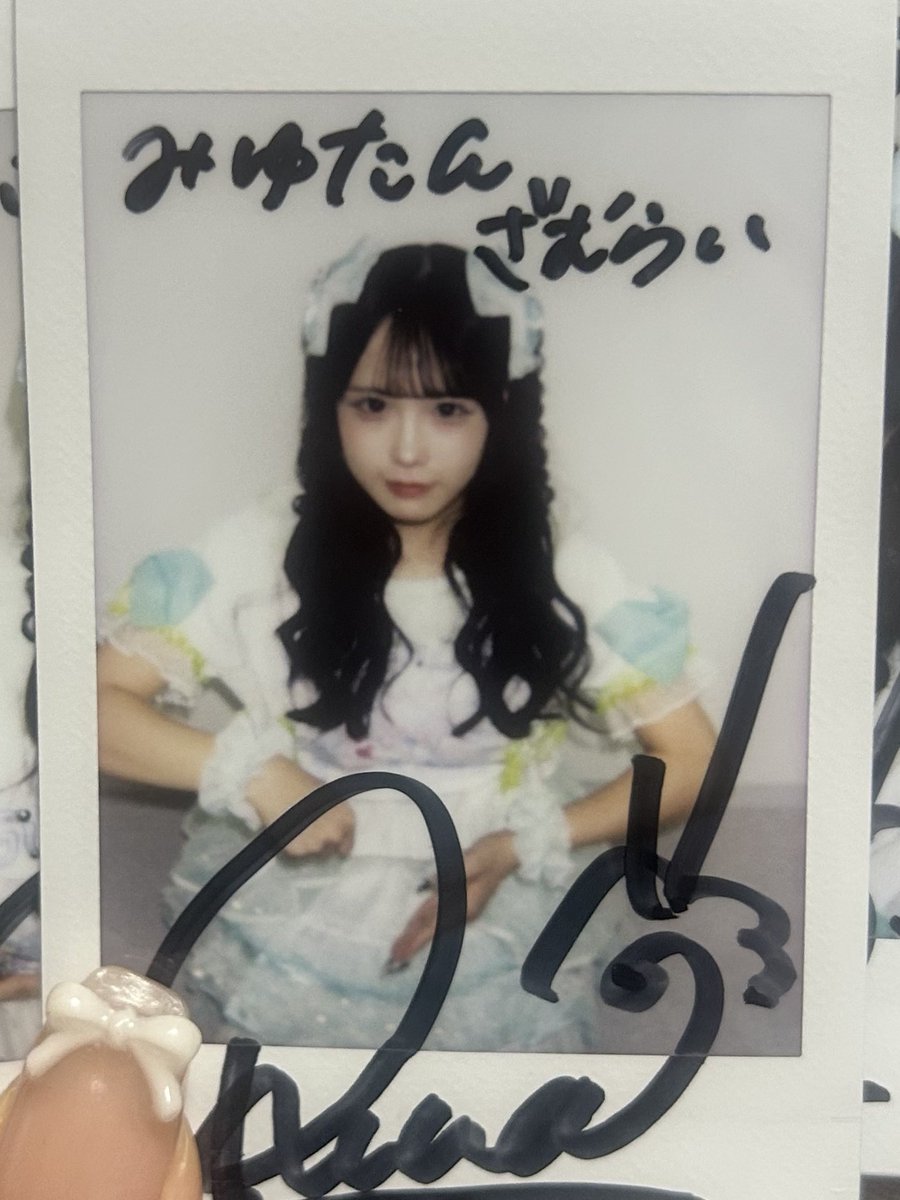 rinyqch's tweet photo. あとでまとめあげるけどチェキ届いて一発目に見えたのこれでわらったこれなにポーズ？刀構えてる？しぬかわいすぎるやろ😱💕💕 https://t.co/30odGwWwV1