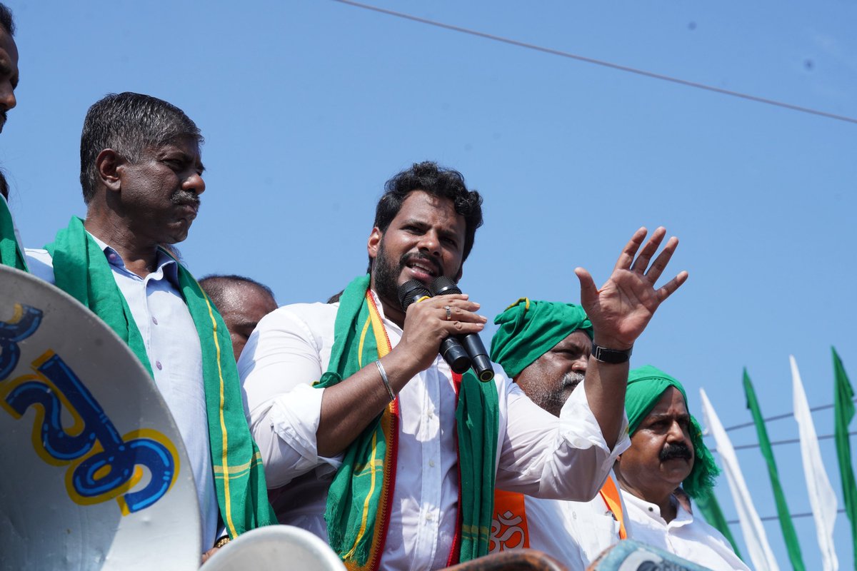 Nikhil_Kumar_k's tweet photo. "ರೈತ ಸ್ವಾಭಿಮಾನ ಯಾತ್ರೆ"ಯ ಎರಡನೇ ದಿನದ ಪಾದಯಾತ್ರೆಗೆ ಮಳವಳ್ಳಿ ವಿಧಾನಸಭಾ ಕ್ಷೇತ್ರದ ನಿಟ್ಟೂರು ಕೋಡಿಹಳ್ಳಿಯಲ್ಲಿ ಚಾಲನೆ ನೀಡಿ, ಬಸಾಪುರ, ವಳಗೆರೆ ದೊಡ್ಡಿ ಮಾರ್ಗವಾಗಿ ಹಲಗೂರು ಸರ್ಕಲ್ ವರೆಗೆ ಪಾದಯಾತ್ರೆ ನಡೆಸಿ, ಬಹಿರಂಗ ಸಭೆ ಉದ್ದೇಶಿಸಿ ಮಾತನಾಡಿದೆ‌.

ರಾಜ್ಯಕ್ಕೆ ಅನ್ನ ನೀಡುವ ರೈತರು ಸರಿಯಾದ ಮಳೆ- ಬೆಳೆ ಇಲ್ಲದೇ ಆತ್ಮಹತ್ಯೆ ಮಾಡಿಕೊಳ್ಳುತ್ತಿರುವುದು ಅತೀವ ನೋವು ತಂದಿದೆ. ರೈತರಿಗೆ ಸ್ವಾಭಿಮಾನದ ಬದುಕನ್ನು ಕಟ್ಟಿಕೊಳ್ಳಲು ಸಹಕಾರ ನೀಡಬೇಕಾದ ಸರ್ಕಾರ ಎಕರೆಗೆ 2500 ರೂ. ಘೋಷಣೆ ಮಾಡಿದೆ. ಇದರಿಂದ ಒಂದು ಚೀಲ ಯೂರಿಯಾ ತೆಗೆದುಕೊಳ್ಳಲು ಸಾಧ್ಯವಿಲ್ಲ. ಸರ್ಕಾರ ಈ ಕೂಡಲೇ ಎಕರೆಗೆ ಕನಿಷ್ಠ 25,000 ರೂ ಘೋಷಣೆ ಮಾಡುವಂತೆ ಆಗ್ರಹಿಸಿದೆ. 

ಸರ್ಕಾರದ ಹಗರಣಗಳು, ರೈತ ವಿರೋಧಿ ನೀತಿ ಸೇರಿದಂತೆ ರಾಜ್ಯದ ಜನತೆಗೆ ಮಾಡುತ್ತಿರುವ ಅನ್ಯಾಯವನ್ನು ಖಂಡಿಸಿ, ಶೀಘ್ರವಾಗಿ ರೈತರ ಸಾಲಮನ್ನಾ ಮಾಡಬೇಕು, ಮೇವು ಕೇಂದ್ರ ತೆರೆಯಬೇಕು ಹಾಗೂ ರೈತರಿಗೆ ಹಗಲು ವೇಳೆಯಲ್ಲಿ ನಿರಂತರ 8 ಗಂಟೆಗಳ 3-ಫೇಸ್ ವಿದ್ಯುತ್ ನೀಡುವಂತೆ ಒತ್ತಾಯಿಸಿದೆನು.

ಬಿಸಿಲನ್ನು ಲೆಕ್ಕಿಸದೇ ರೈತ ಸ್ವಾಭಿಮಾನ ಯಾತ್ರೆಯಲ್ಲಿ ಭಾಗವಹಿಸಿದ ಅನ್ನದಾತರಿಗೆ ಹಾಗೂ ಯಾತ್ರೆಯನ್ನು ಯಶಸ್ವಿಗೊಳಿಸಲು ಶ್ರಮಿಸಿದ ಸರ್ವರಿಗೂ ಧನ್ಯವಾದಗಳನ್ನು ಅರ್ಪಿಸಿದೆ.

ಈ ಸಂದರ್ಭದಲ್ಲಿ ಕೋರ್ ಕಮಿಟಿ ಅಧ್ಯಕ್ಷರಾದ ಶ್ರೀ ಜೆ.ಕೆ. ಕೃಷ್ಣರೆಡ್ಡಿ ಅವರು, ಮಾಜಿ ಸಚಿವರಾದ ಶ್ರೀ ಸಿ.ಎಸ್ ಪುಟ್ಟರಾಜು ಅವರು, ಮಾಜಿ ಶಾಸಕರಾದ ಡಾ.ಅನ್ನದಾನಿ ಅವರು, ಶ್ರೀ ಸುರೇಶ್ ಗೌಡ ಅವರು, ಶ್ರೀ ಮೈಸೂರು ಜಿಲ್ಲಾಧ್ಯಕ್ಷರಾದ ಶ್ರೀ ಅಶ್ವಿನ್ ಕುಮಾರ್ ಅವರು, ಮುಖಂಡರಾದ ಶ್ರೀ ರಾಮಚಂದ್ರ ಅವರು, ಜಿಲ್ಲಾಧ್ಯಕ್ಷರಾದ ಶ್ರೀ ಡಿ. ರಮೇಶ್ ಅವರು, ತಾಲ್ಲೂಕು ಅಧ್ಯಕ್ಷರಾದ ಶ್ರೀ ಹನುಮಂತ ಅವರು,ಪ್ರಮುಖರಾದ ಶ್ರೀ ಕಂಸಾಗರ ರವಿ ಅವರು, ವಿಶ್ವನಾಥ್ ಅವರು, ಶ್ರೀ ಮಧು ಅವರು, ಶ್ರೀ ಕುಮಾರ್ ಅವರು, ಶ್ರೀಮತಿ ಪದ್ಮಮ್ಮ ಅವರು,ಪಕ್ಷದ ಪದಾಧಿಕಾರಿಗಳು, ಮುಖಂಡರು , ಕಾರ್ಯಕರ್ತರು ಹಾಗೂ ಅನ್ನದಾತ ಬಂಧುಗಳು ಉಪಸ್ಥಿತರಿದ್ದರು.

#ಮಳವಳ್ಳಿವಿಧಾನಸಭಾಕ್ಷೇತ್ರ
#RaitaSwabhimanaYatre🌾