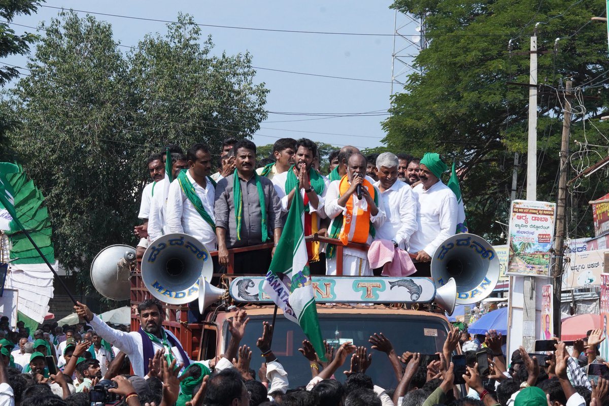 Nikhil_Kumar_k's tweet photo. "ರೈತ ಸ್ವಾಭಿಮಾನ ಯಾತ್ರೆ"ಯ ಎರಡನೇ ದಿನದ ಪಾದಯಾತ್ರೆಗೆ ಮಳವಳ್ಳಿ ವಿಧಾನಸಭಾ ಕ್ಷೇತ್ರದ ನಿಟ್ಟೂರು ಕೋಡಿಹಳ್ಳಿಯಲ್ಲಿ ಚಾಲನೆ ನೀಡಿ, ಬಸಾಪುರ, ವಳಗೆರೆ ದೊಡ್ಡಿ ಮಾರ್ಗವಾಗಿ ಹಲಗೂರು ಸರ್ಕಲ್ ವರೆಗೆ ಪಾದಯಾತ್ರೆ ನಡೆಸಿ, ಬಹಿರಂಗ ಸಭೆ ಉದ್ದೇಶಿಸಿ ಮಾತನಾಡಿದೆ‌.

ರಾಜ್ಯಕ್ಕೆ ಅನ್ನ ನೀಡುವ ರೈತರು ಸರಿಯಾದ ಮಳೆ- ಬೆಳೆ ಇಲ್ಲದೇ ಆತ್ಮಹತ್ಯೆ ಮಾಡಿಕೊಳ್ಳುತ್ತಿರುವುದು ಅತೀವ ನೋವು ತಂದಿದೆ. ರೈತರಿಗೆ ಸ್ವಾಭಿಮಾನದ ಬದುಕನ್ನು ಕಟ್ಟಿಕೊಳ್ಳಲು ಸಹಕಾರ ನೀಡಬೇಕಾದ ಸರ್ಕಾರ ಎಕರೆಗೆ 2500 ರೂ. ಘೋಷಣೆ ಮಾಡಿದೆ. ಇದರಿಂದ ಒಂದು ಚೀಲ ಯೂರಿಯಾ ತೆಗೆದುಕೊಳ್ಳಲು ಸಾಧ್ಯವಿಲ್ಲ. ಸರ್ಕಾರ ಈ ಕೂಡಲೇ ಎಕರೆಗೆ ಕನಿಷ್ಠ 25,000 ರೂ ಘೋಷಣೆ ಮಾಡುವಂತೆ ಆಗ್ರಹಿಸಿದೆ. 

ಸರ್ಕಾರದ ಹಗರಣಗಳು, ರೈತ ವಿರೋಧಿ ನೀತಿ ಸೇರಿದಂತೆ ರಾಜ್ಯದ ಜನತೆಗೆ ಮಾಡುತ್ತಿರುವ ಅನ್ಯಾಯವನ್ನು ಖಂಡಿಸಿ, ಶೀಘ್ರವಾಗಿ ರೈತರ ಸಾಲಮನ್ನಾ ಮಾಡಬೇಕು, ಮೇವು ಕೇಂದ್ರ ತೆರೆಯಬೇಕು ಹಾಗೂ ರೈತರಿಗೆ ಹಗಲು ವೇಳೆಯಲ್ಲಿ ನಿರಂತರ 8 ಗಂಟೆಗಳ 3-ಫೇಸ್ ವಿದ್ಯುತ್ ನೀಡುವಂತೆ ಒತ್ತಾಯಿಸಿದೆನು.

ಬಿಸಿಲನ್ನು ಲೆಕ್ಕಿಸದೇ ರೈತ ಸ್ವಾಭಿಮಾನ ಯಾತ್ರೆಯಲ್ಲಿ ಭಾಗವಹಿಸಿದ ಅನ್ನದಾತರಿಗೆ ಹಾಗೂ ಯಾತ್ರೆಯನ್ನು ಯಶಸ್ವಿಗೊಳಿಸಲು ಶ್ರಮಿಸಿದ ಸರ್ವರಿಗೂ ಧನ್ಯವಾದಗಳನ್ನು ಅರ್ಪಿಸಿದೆ.

ಈ ಸಂದರ್ಭದಲ್ಲಿ ಕೋರ್ ಕಮಿಟಿ ಅಧ್ಯಕ್ಷರಾದ ಶ್ರೀ ಜೆ.ಕೆ. ಕೃಷ್ಣರೆಡ್ಡಿ ಅವರು, ಮಾಜಿ ಸಚಿವರಾದ ಶ್ರೀ ಸಿ.ಎಸ್ ಪುಟ್ಟರಾಜು ಅವರು, ಮಾಜಿ ಶಾಸಕರಾದ ಡಾ.ಅನ್ನದಾನಿ ಅವರು, ಶ್ರೀ ಸುರೇಶ್ ಗೌಡ ಅವರು, ಶ್ರೀ ಮೈಸೂರು ಜಿಲ್ಲಾಧ್ಯಕ್ಷರಾದ ಶ್ರೀ ಅಶ್ವಿನ್ ಕುಮಾರ್ ಅವರು, ಮುಖಂಡರಾದ ಶ್ರೀ ರಾಮಚಂದ್ರ ಅವರು, ಜಿಲ್ಲಾಧ್ಯಕ್ಷರಾದ ಶ್ರೀ ಡಿ. ರಮೇಶ್ ಅವರು, ತಾಲ್ಲೂಕು ಅಧ್ಯಕ್ಷರಾದ ಶ್ರೀ ಹನುಮಂತ ಅವರು,ಪ್ರಮುಖರಾದ ಶ್ರೀ ಕಂಸಾಗರ ರವಿ ಅವರು, ವಿಶ್ವನಾಥ್ ಅವರು, ಶ್ರೀ ಮಧು ಅವರು, ಶ್ರೀ ಕುಮಾರ್ ಅವರು, ಶ್ರೀಮತಿ ಪದ್ಮಮ್ಮ ಅವರು,ಪಕ್ಷದ ಪದಾಧಿಕಾರಿಗಳು, ಮುಖಂಡರು , ಕಾರ್ಯಕರ್ತರು ಹಾಗೂ ಅನ್ನದಾತ ಬಂಧುಗಳು ಉಪಸ್ಥಿತರಿದ್ದರು.

#ಮಳವಳ್ಳಿವಿಧಾನಸಭಾಕ್ಷೇತ್ರ
#RaitaSwabhimanaYatre🌾