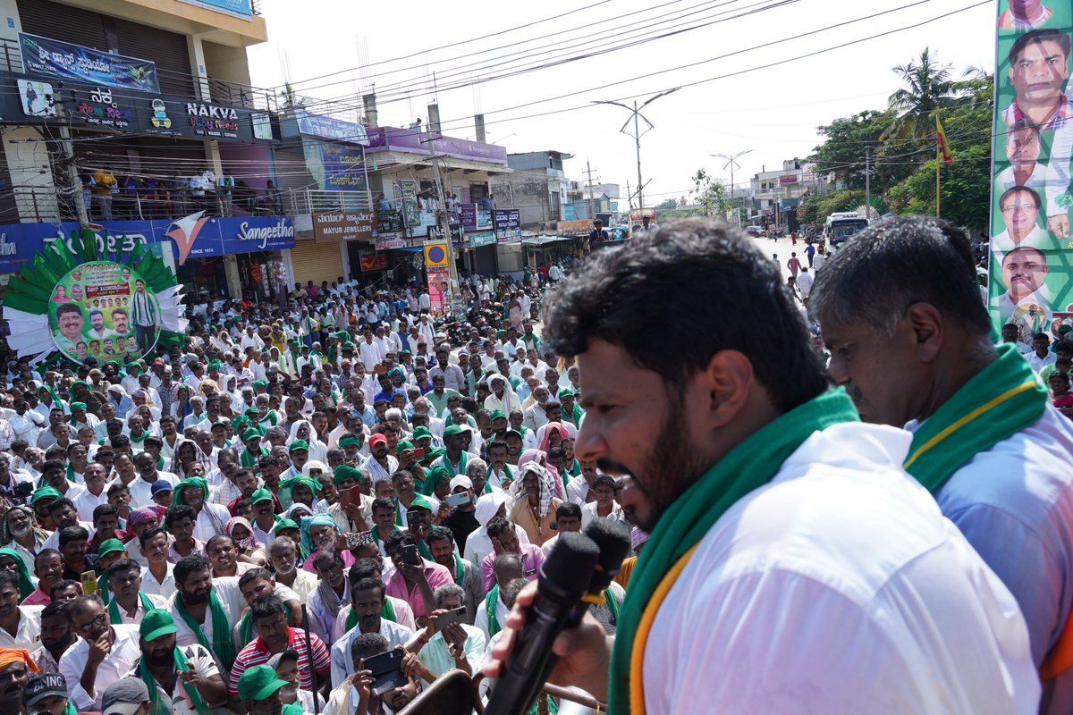 Nikhil_Kumar_k's tweet photo. "ರೈತ ಸ್ವಾಭಿಮಾನ ಯಾತ್ರೆ"ಯ ಎರಡನೇ ದಿನದ ಪಾದಯಾತ್ರೆಗೆ ಮಳವಳ್ಳಿ ವಿಧಾನಸಭಾ ಕ್ಷೇತ್ರದ ನಿಟ್ಟೂರು ಕೋಡಿಹಳ್ಳಿಯಲ್ಲಿ ಚಾಲನೆ ನೀಡಿ, ಬಸಾಪುರ, ವಳಗೆರೆ ದೊಡ್ಡಿ ಮಾರ್ಗವಾಗಿ ಹಲಗೂರು ಸರ್ಕಲ್ ವರೆಗೆ ಪಾದಯಾತ್ರೆ ನಡೆಸಿ, ಬಹಿರಂಗ ಸಭೆ ಉದ್ದೇಶಿಸಿ ಮಾತನಾಡಿದೆ‌.

ರಾಜ್ಯಕ್ಕೆ ಅನ್ನ ನೀಡುವ ರೈತರು ಸರಿಯಾದ ಮಳೆ- ಬೆಳೆ ಇಲ್ಲದೇ ಆತ್ಮಹತ್ಯೆ ಮಾಡಿಕೊಳ್ಳುತ್ತಿರುವುದು ಅತೀವ ನೋವು ತಂದಿದೆ. ರೈತರಿಗೆ ಸ್ವಾಭಿಮಾನದ ಬದುಕನ್ನು ಕಟ್ಟಿಕೊಳ್ಳಲು ಸಹಕಾರ ನೀಡಬೇಕಾದ ಸರ್ಕಾರ ಎಕರೆಗೆ 2500 ರೂ. ಘೋಷಣೆ ಮಾಡಿದೆ. ಇದರಿಂದ ಒಂದು ಚೀಲ ಯೂರಿಯಾ ತೆಗೆದುಕೊಳ್ಳಲು ಸಾಧ್ಯವಿಲ್ಲ. ಸರ್ಕಾರ ಈ ಕೂಡಲೇ ಎಕರೆಗೆ ಕನಿಷ್ಠ 25,000 ರೂ ಘೋಷಣೆ ಮಾಡುವಂತೆ ಆಗ್ರಹಿಸಿದೆ. 

ಸರ್ಕಾರದ ಹಗರಣಗಳು, ರೈತ ವಿರೋಧಿ ನೀತಿ ಸೇರಿದಂತೆ ರಾಜ್ಯದ ಜನತೆಗೆ ಮಾಡುತ್ತಿರುವ ಅನ್ಯಾಯವನ್ನು ಖಂಡಿಸಿ, ಶೀಘ್ರವಾಗಿ ರೈತರ ಸಾಲಮನ್ನಾ ಮಾಡಬೇಕು, ಮೇವು ಕೇಂದ್ರ ತೆರೆಯಬೇಕು ಹಾಗೂ ರೈತರಿಗೆ ಹಗಲು ವೇಳೆಯಲ್ಲಿ ನಿರಂತರ 8 ಗಂಟೆಗಳ 3-ಫೇಸ್ ವಿದ್ಯುತ್ ನೀಡುವಂತೆ ಒತ್ತಾಯಿಸಿದೆನು.

ಬಿಸಿಲನ್ನು ಲೆಕ್ಕಿಸದೇ ರೈತ ಸ್ವಾಭಿಮಾನ ಯಾತ್ರೆಯಲ್ಲಿ ಭಾಗವಹಿಸಿದ ಅನ್ನದಾತರಿಗೆ ಹಾಗೂ ಯಾತ್ರೆಯನ್ನು ಯಶಸ್ವಿಗೊಳಿಸಲು ಶ್ರಮಿಸಿದ ಸರ್ವರಿಗೂ ಧನ್ಯವಾದಗಳನ್ನು ಅರ್ಪಿಸಿದೆ.

ಈ ಸಂದರ್ಭದಲ್ಲಿ ಕೋರ್ ಕಮಿಟಿ ಅಧ್ಯಕ್ಷರಾದ ಶ್ರೀ ಜೆ.ಕೆ. ಕೃಷ್ಣರೆಡ್ಡಿ ಅವರು, ಮಾಜಿ ಸಚಿವರಾದ ಶ್ರೀ ಸಿ.ಎಸ್ ಪುಟ್ಟರಾಜು ಅವರು, ಮಾಜಿ ಶಾಸಕರಾದ ಡಾ.ಅನ್ನದಾನಿ ಅವರು, ಶ್ರೀ ಸುರೇಶ್ ಗೌಡ ಅವರು, ಶ್ರೀ ಮೈಸೂರು ಜಿಲ್ಲಾಧ್ಯಕ್ಷರಾದ ಶ್ರೀ ಅಶ್ವಿನ್ ಕುಮಾರ್ ಅವರು, ಮುಖಂಡರಾದ ಶ್ರೀ ರಾಮಚಂದ್ರ ಅವರು, ಜಿಲ್ಲಾಧ್ಯಕ್ಷರಾದ ಶ್ರೀ ಡಿ. ರಮೇಶ್ ಅವರು, ತಾಲ್ಲೂಕು ಅಧ್ಯಕ್ಷರಾದ ಶ್ರೀ ಹನುಮಂತ ಅವರು,ಪ್ರಮುಖರಾದ ಶ್ರೀ ಕಂಸಾಗರ ರವಿ ಅವರು, ವಿಶ್ವನಾಥ್ ಅವರು, ಶ್ರೀ ಮಧು ಅವರು, ಶ್ರೀ ಕುಮಾರ್ ಅವರು, ಶ್ರೀಮತಿ ಪದ್ಮಮ್ಮ ಅವರು,ಪಕ್ಷದ ಪದಾಧಿಕಾರಿಗಳು, ಮುಖಂಡರು , ಕಾರ್ಯಕರ್ತರು ಹಾಗೂ ಅನ್ನದಾತ ಬಂಧುಗಳು ಉಪಸ್ಥಿತರಿದ್ದರು.

#ಮಳವಳ್ಳಿವಿಧಾನಸಭಾಕ್ಷೇತ್ರ
#RaitaSwabhimanaYatre🌾