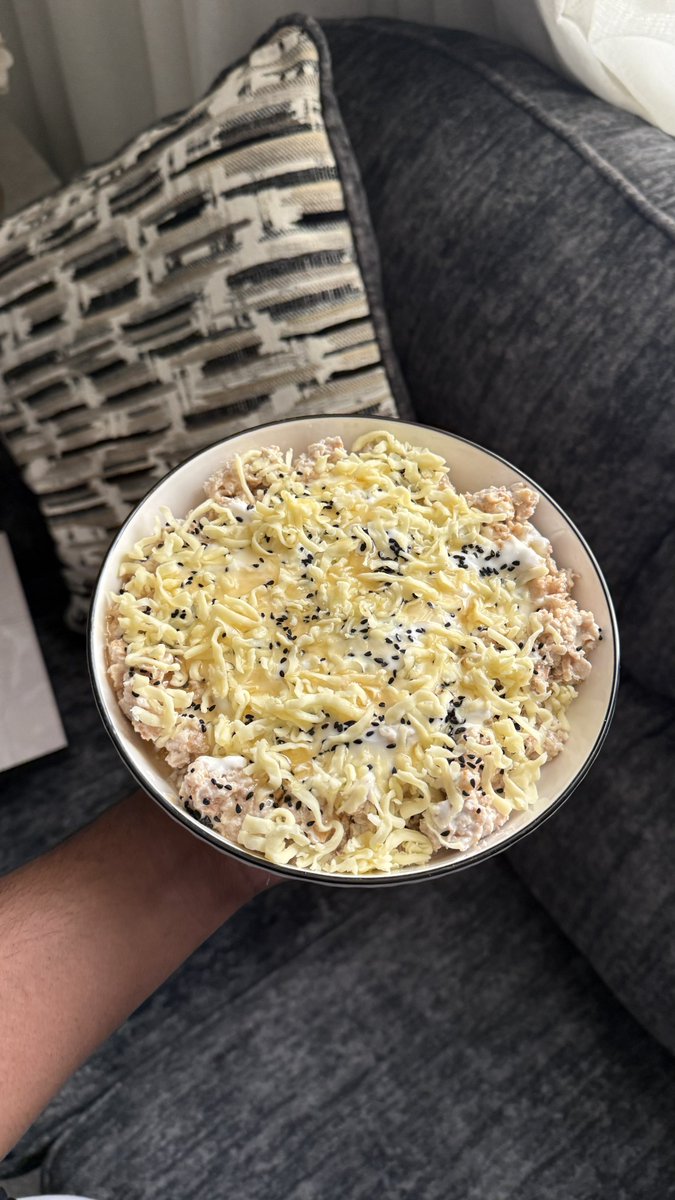 Moh_Blueberries's tweet photo. عريكة ملكي 🤩
85ج بروتين بدون بروتين بودر 👌🏾

الطريقة : 
٣ حبات خبز أفران الحطب عالي البروتين 
علبة كبيرة زبادي يوناني (تقدر تستبدلها بالقشطه)
٣٠ج عسل ابو نايف 
٣٠ج موزريلا 
رشة حبة سوداء 

الحقوا خصومات عسل ابو نايف 🤩
2+2 مجاناً 
كود خصم إضافي : MBU https://t.co/wMKSy4K80T