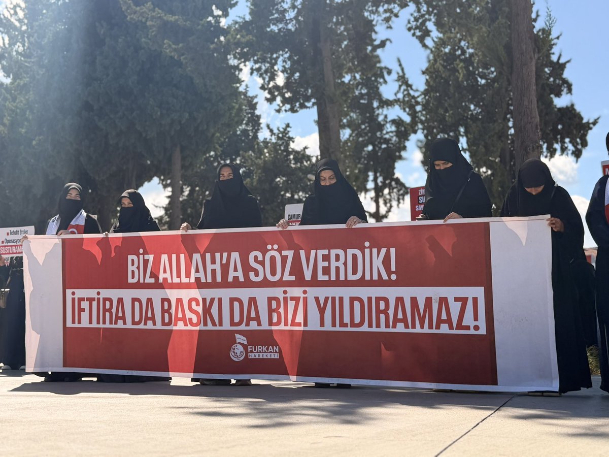 NisanurYavuzz2's tweet photo. Hem suçlular hem güçlüler!

4 yıl önce Kur’an okunan evlerin kapatılmasına tepki gösteren 30 kardeşimiz darp edilerek gözaltına alındı.

Bugün 4 yılın sonunda hâlâ sonuçlanmamış bir dava için Osmaniye’deyiz.

#28ŞubatHortladı
#OsmaniyeAdliyesi
#KuranOkumakSuçMu