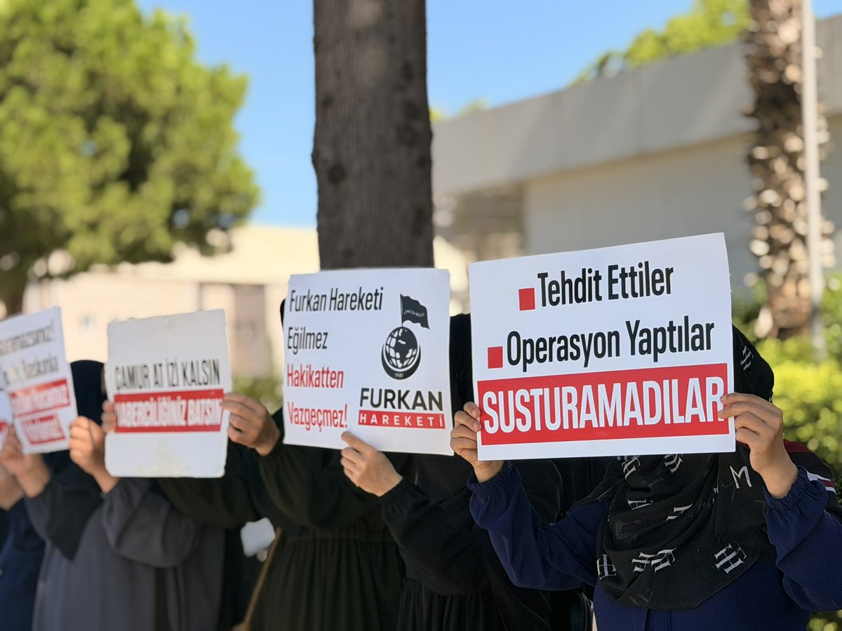 NisanurYavuzz2's tweet photo. Hem suçlular hem güçlüler!

4 yıl önce Kur’an okunan evlerin kapatılmasına tepki gösteren 30 kardeşimiz darp edilerek gözaltına alındı.

Bugün 4 yılın sonunda hâlâ sonuçlanmamış bir dava için Osmaniye’deyiz.

#28ŞubatHortladı
#OsmaniyeAdliyesi
#KuranOkumakSuçMu