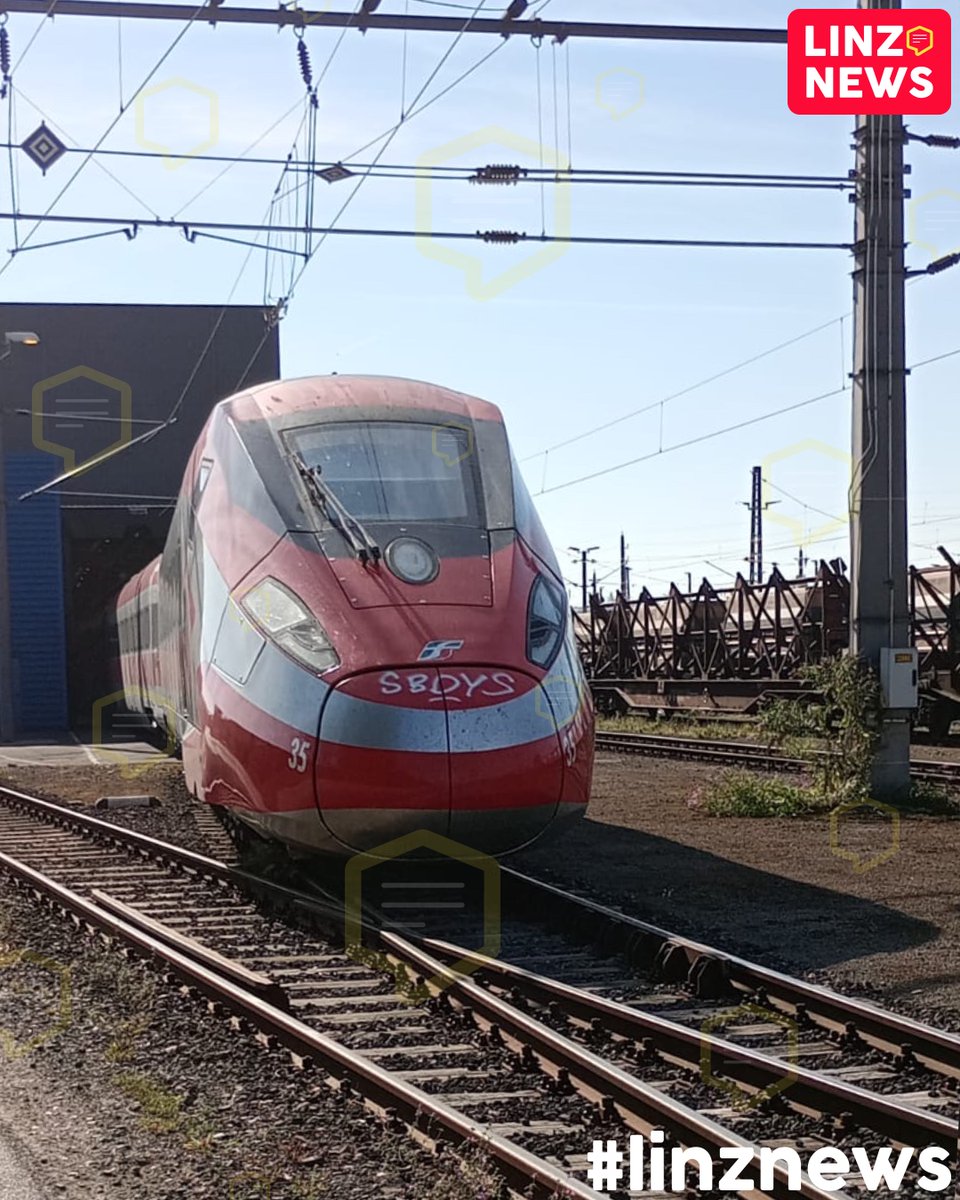 linzdotnews's tweet photo. 🚅 SPOTTED: Frecciarossa
🟥 Ab Sommer 2027 soll es eine neue internationale Frecciarossa-Verbindungen von Italien nach Deutschland geben.
🔴 Der Zug kann Geschwindigkeiten von bis zu 400 Kilometern pro Stunde erreichen.
📷 Leserfotos
#linz #spotted #Frecciarossa https://t.co/yEhCrsFxWE