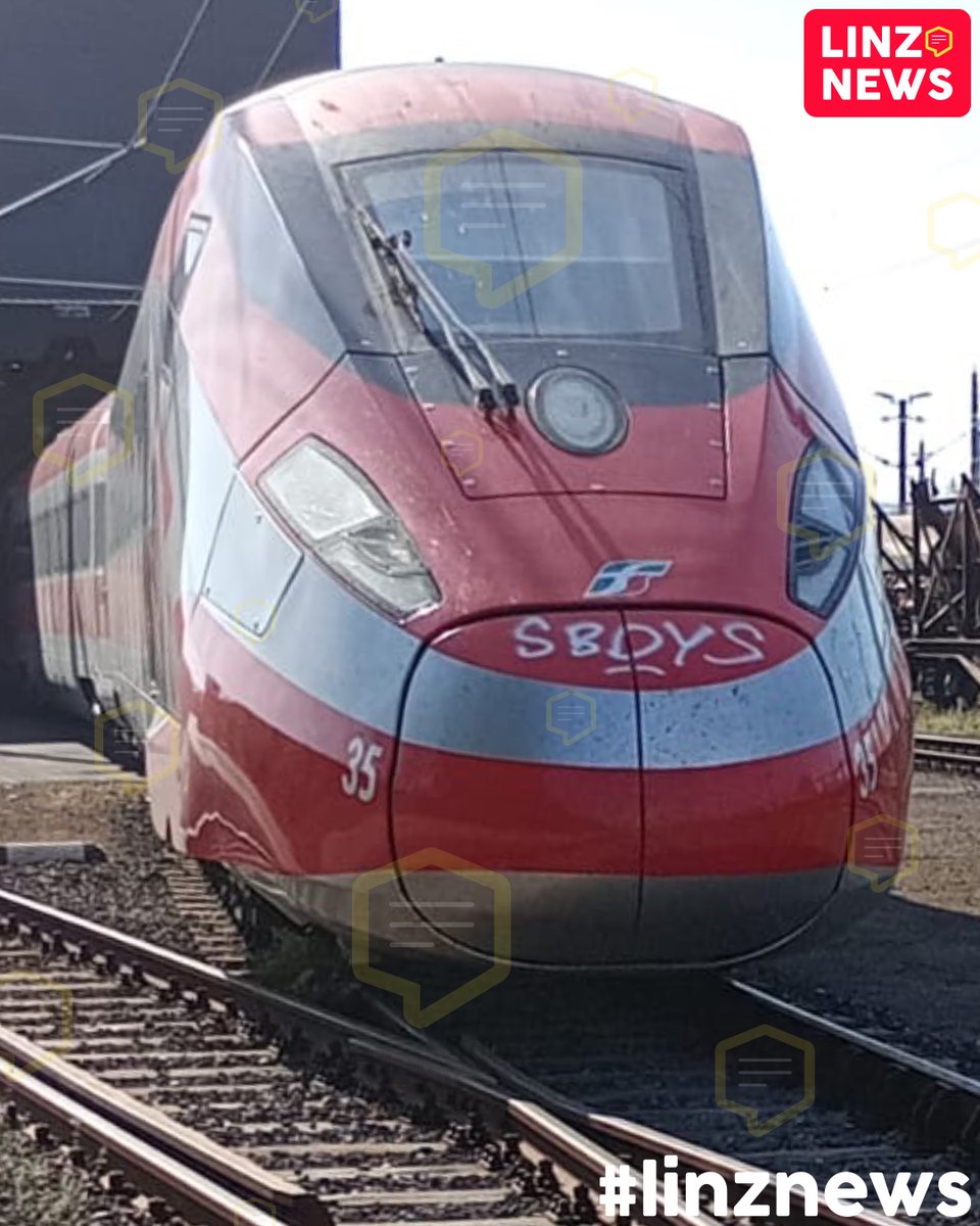 linzdotnews's tweet photo. 🚅 SPOTTED: Frecciarossa
🟥 Ab Sommer 2027 soll es eine neue internationale Frecciarossa-Verbindungen von Italien nach Deutschland geben.
🔴 Der Zug kann Geschwindigkeiten von bis zu 400 Kilometern pro Stunde erreichen.
📷 Leserfotos
#linz #spotted #Frecciarossa https://t.co/yEhCrsFxWE