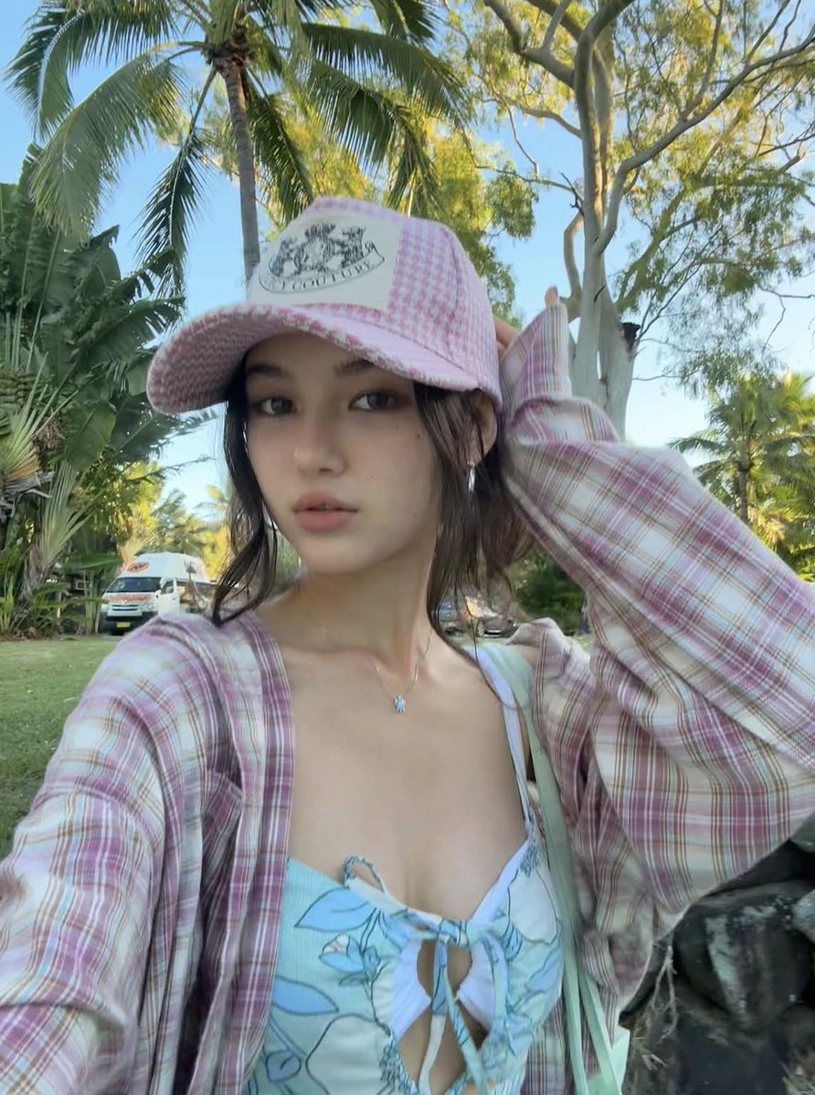 Mellyfn9y's tweet photo. Desperate to rejoin NewJeans, Danielle paid her debts with the Hybe CEO…
#kpopfap #kfap #knsfw #Danielle https://t.co/iXnI8nC3Y7
