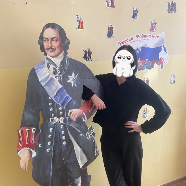 Ksasha_222's tweet photo. Постояв с моим новым другом резко поняла историю России, и написала олимпиаду🫣 https://t.co/acBVWqEtOK