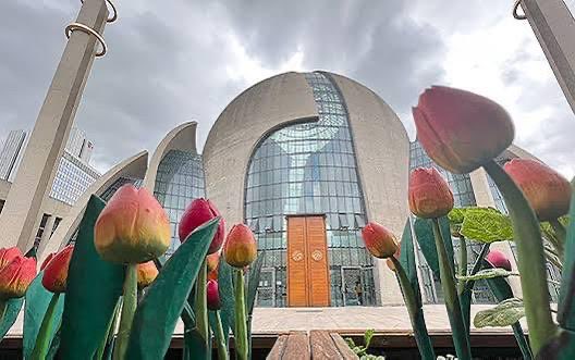 aslankenan_nl's tweet photo. DİTİB Köln Merkez Camii'nin 8. Yılı Kutlu Olsun! 🕌🇹🇷

📅 29 Eylül 2018'de Cumhurbaşkanımız Sayın Recep Tayyip Erdoğan tarafından resmi açılışı yapılan bu mübarek mabet:

• Avrupa'nın en modern camilerinden biri

• 1.200 kişilik kapasitesiyle hizmet veriyor

• Köln silüetine nakşedilen bir barış simgesi

🌍 Camilerimiz sadece ibadethane değil, aynı zamanda kültür köprüleridir 🕌 

#KölnMerkezCamii #8Yıl #DİTİB #DiyanetİşleriTürkİslamBirliği #29Eylül2018 #Diyanet #Camii #Türkiye #Almanya #Avrupa #Müslümanlar #İslam