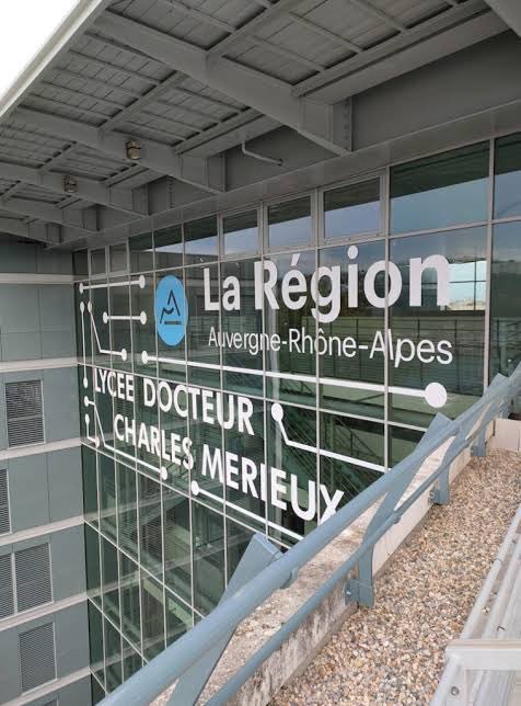 Danielo83's tweet photo. Lyon : Quand on connaît le public scolaire huppé du lycée Charles Mérieux & la qualité "hors norme" de ses enseignants… on sait que ce blocage est l’œuvre de "fils de" en quête de sensations d’apprentis révolutionnaires LFI avant de rentrer sagement dans le rang après le BAC ...
Ce ne sont pas des étudiants ce sont des racailles d’extrême gauche.
Sinon que fait ce drapeau palestinien ?!?!?! Ça pue LFI 💩