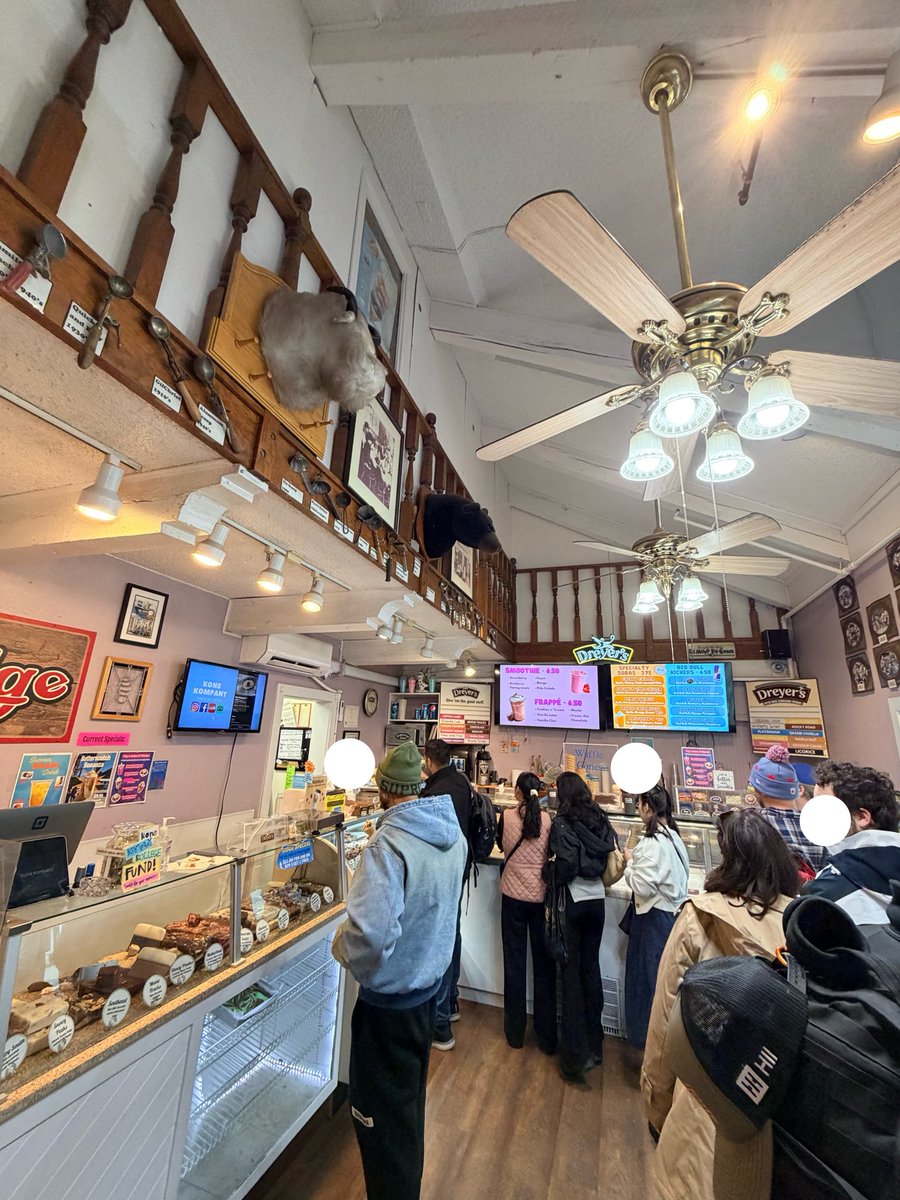 d___Disney's tweet photo. 少しだけSKAGWAYを探索🚶

📍KONE KOMPANY
40年以上続いてる家族経営の老舗みたいです🍨
アイス屋さんかと思いきや中には、量り売りのキャンディや自家製のファッジ、チョコレートなどがあって、めっっちゃワクワクするお店でした✨

#DM_DISNEY_LOG https://t.co/lVOw3fOVik