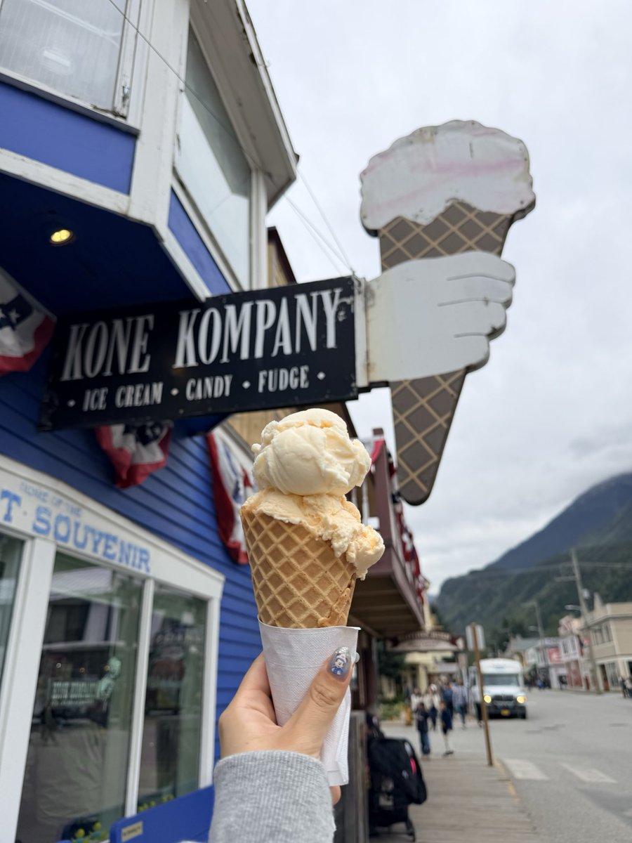 d___Disney's tweet photo. 少しだけSKAGWAYを探索🚶

📍KONE KOMPANY
40年以上続いてる家族経営の老舗みたいです🍨
アイス屋さんかと思いきや中には、量り売りのキャンディや自家製のファッジ、チョコレートなどがあって、めっっちゃワクワクするお店でした✨

#DM_DISNEY_LOG https://t.co/lVOw3fOVik