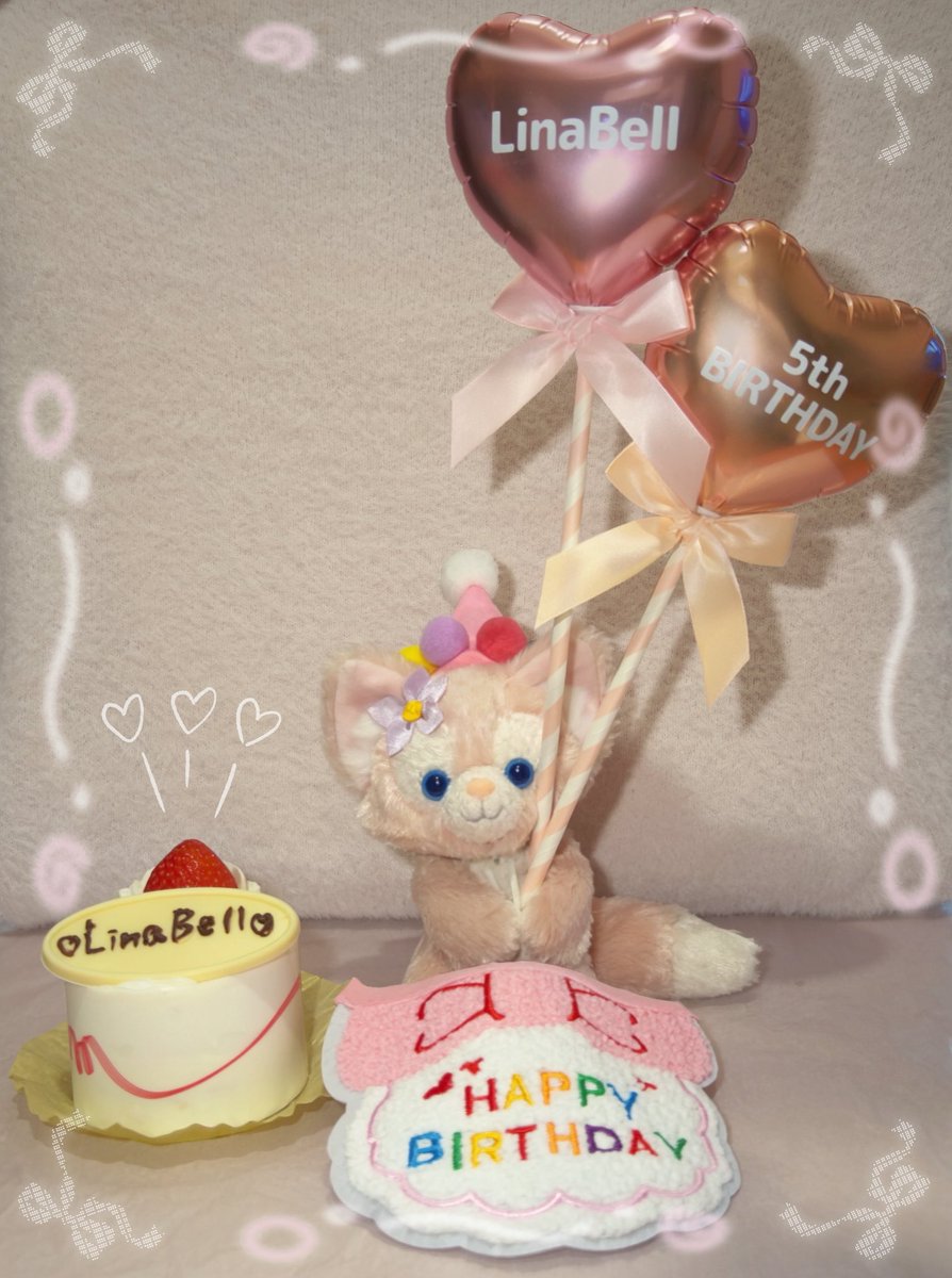 LinaBell_______'s tweet photo. ハバグリの入退場で直接リーナにお祝いの言葉を伝えたくて有給取ってたんだけど、本日あいにくの雨…ということで、準備してた諸々のアイテムを使ってお家でバースデーパーティー🎂🎉

バースデープレートの文字書きに初チャレンジしてみたけど失敗…😅 https://t.co/RauoituoGF